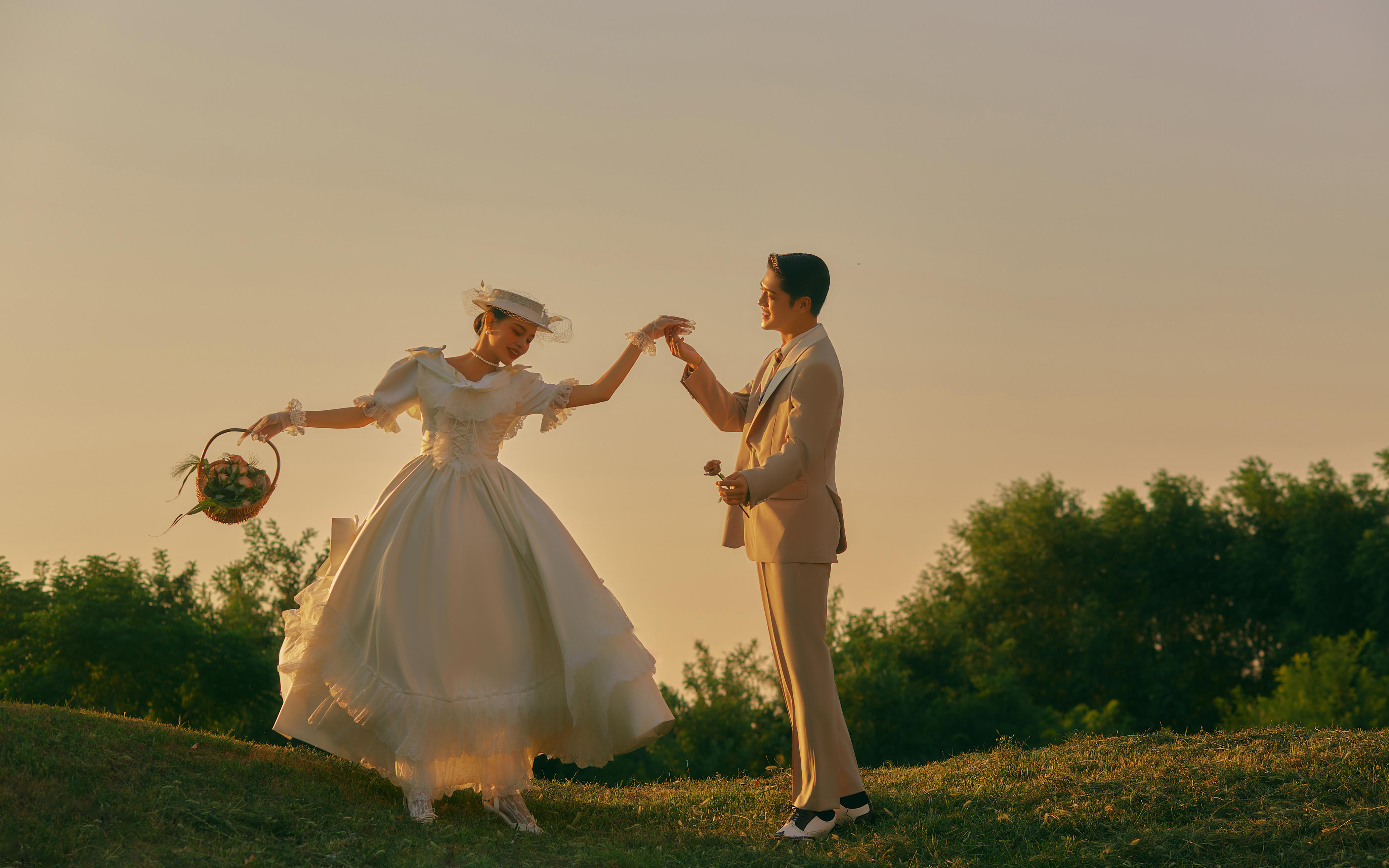 草坪邂逅法式复古婚纱照💃！