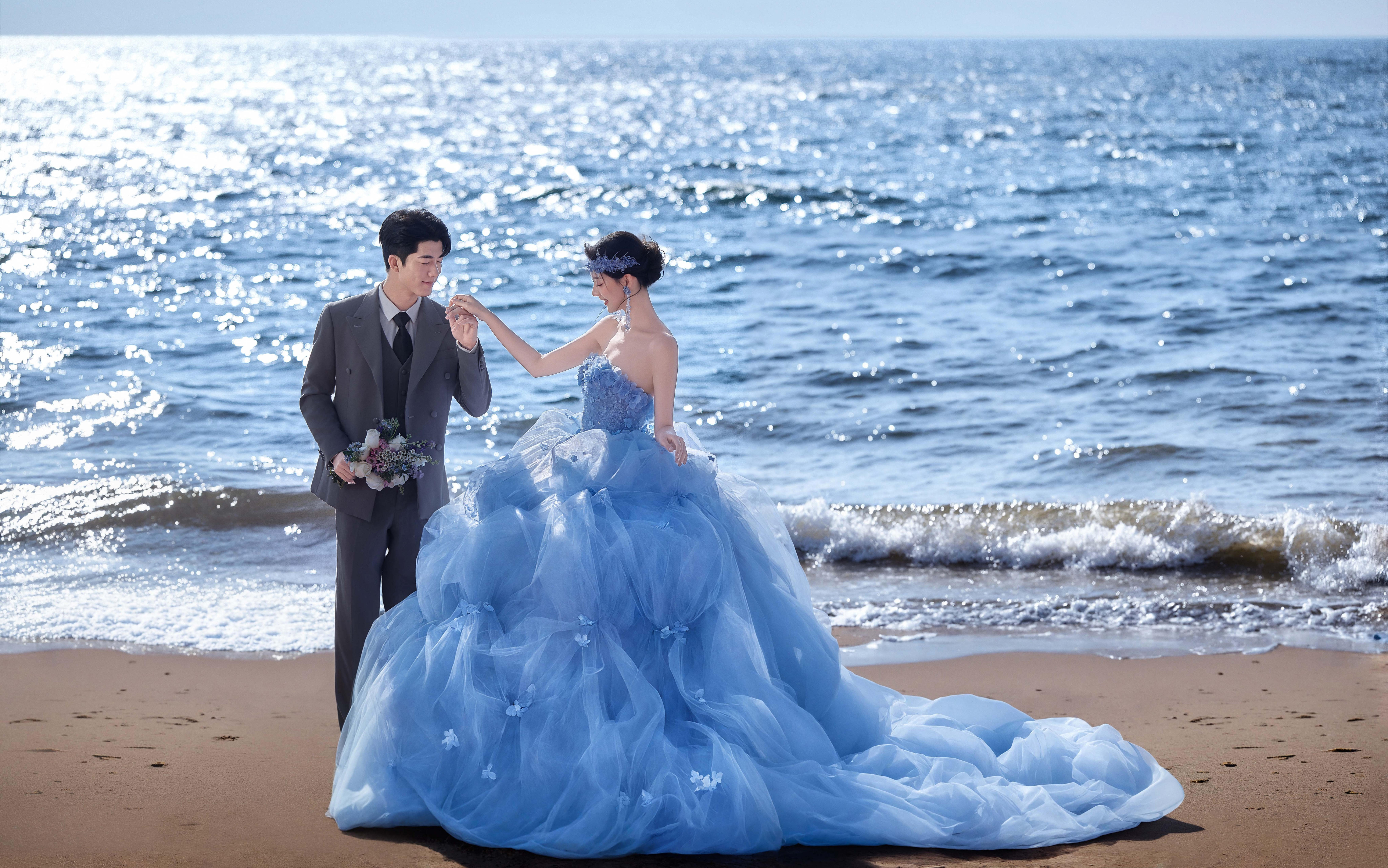   冰蓝纱裙×深海秘境｜把浪漫藏进海的蓝调里  