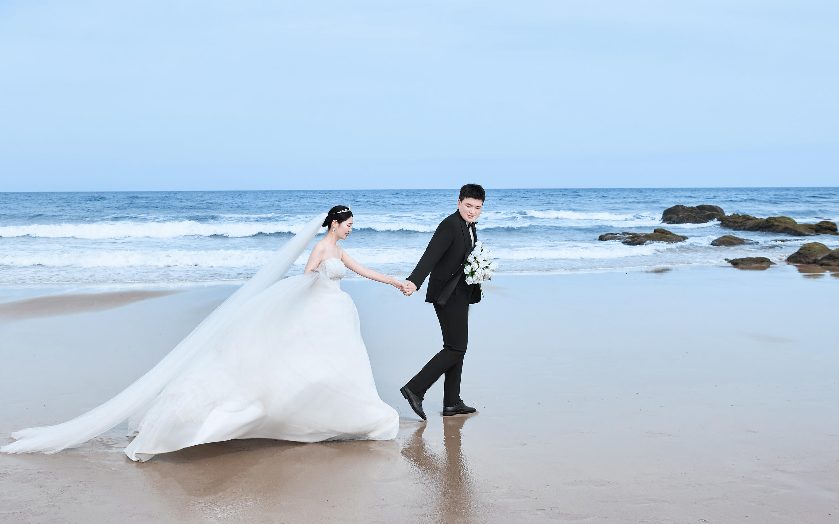 我们把婚纱照谱成海浪与沙粒的协奏曲