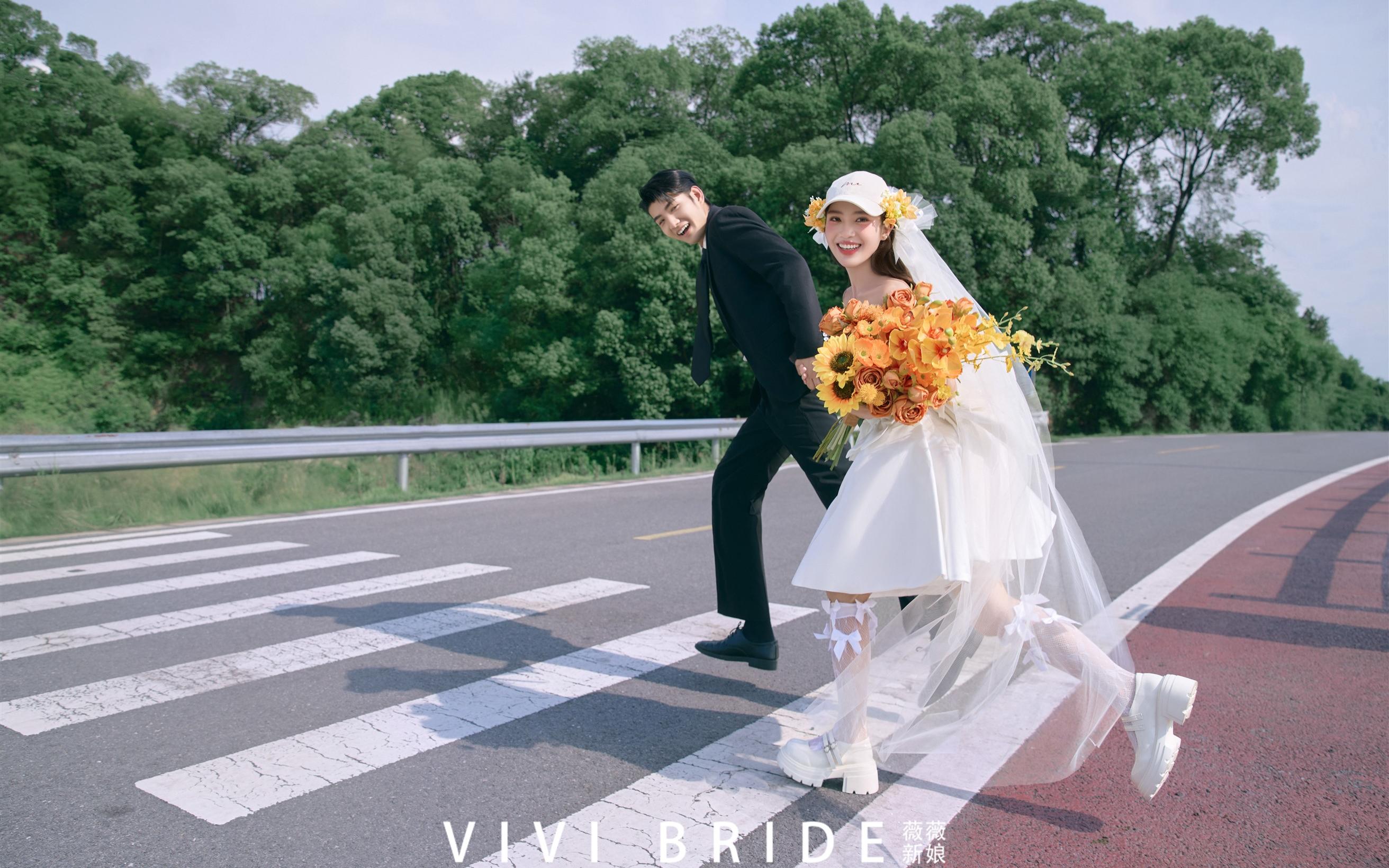 解锁街拍婚纱照新姿势！公路+小清新