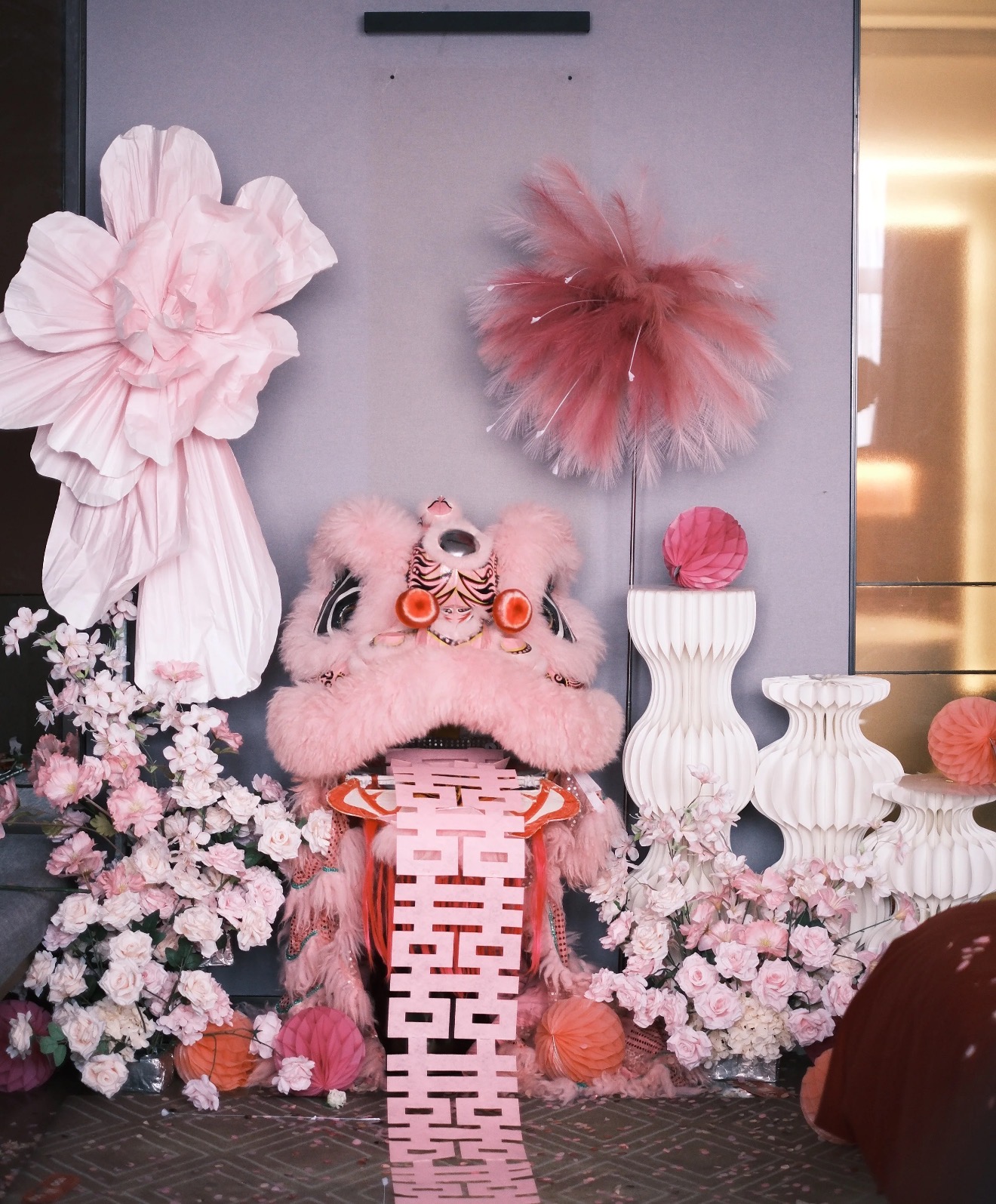 醒狮婚房粉色狮子头 中式婚房装饰布置