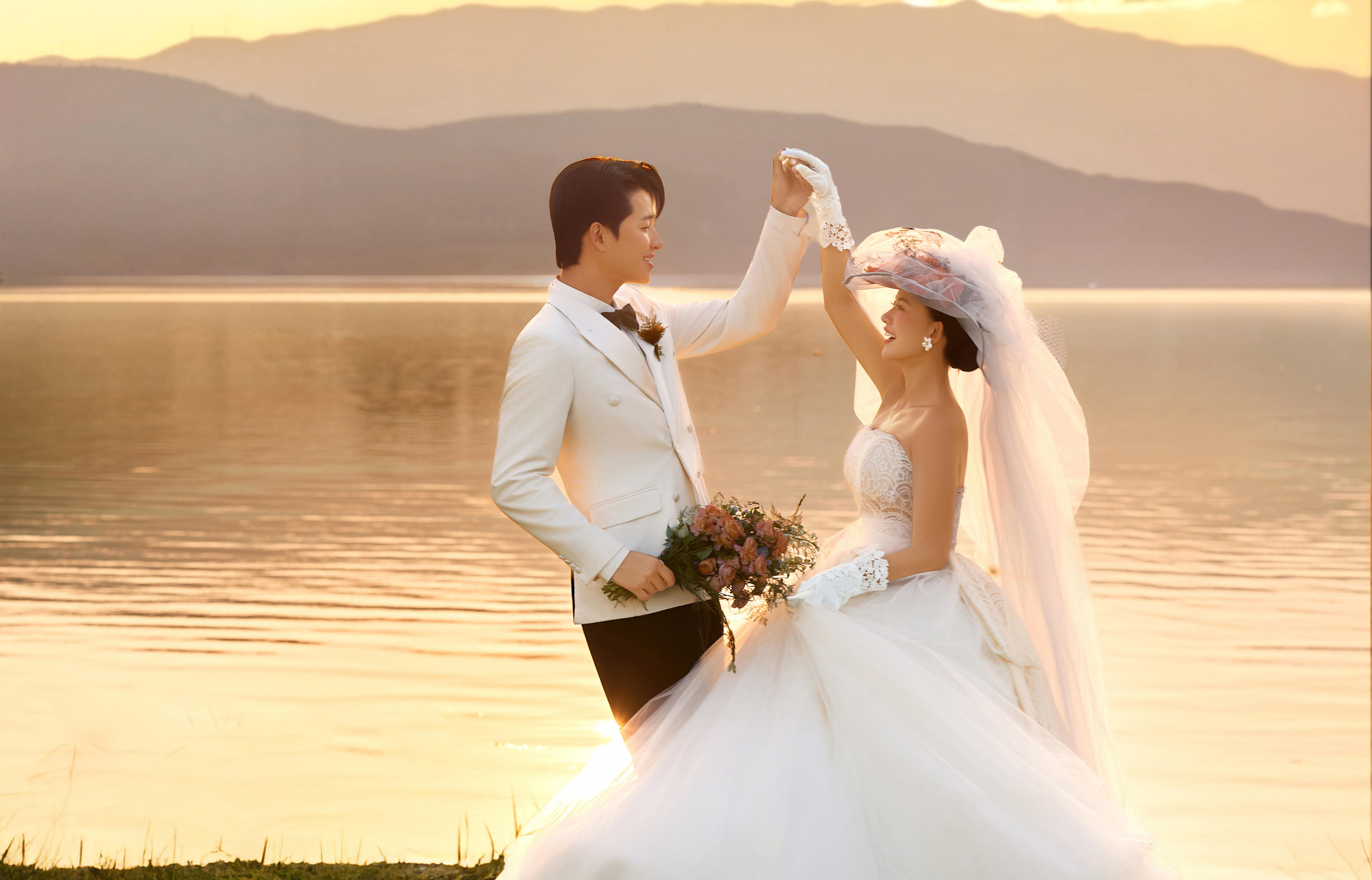 日落時(shí)分，拍到了橘子海味的夕陽(yáng)婚紗照