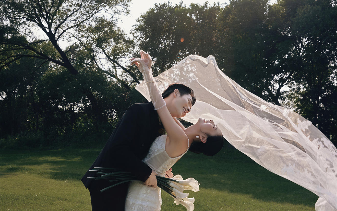 紀實互動感草坪婚紗照