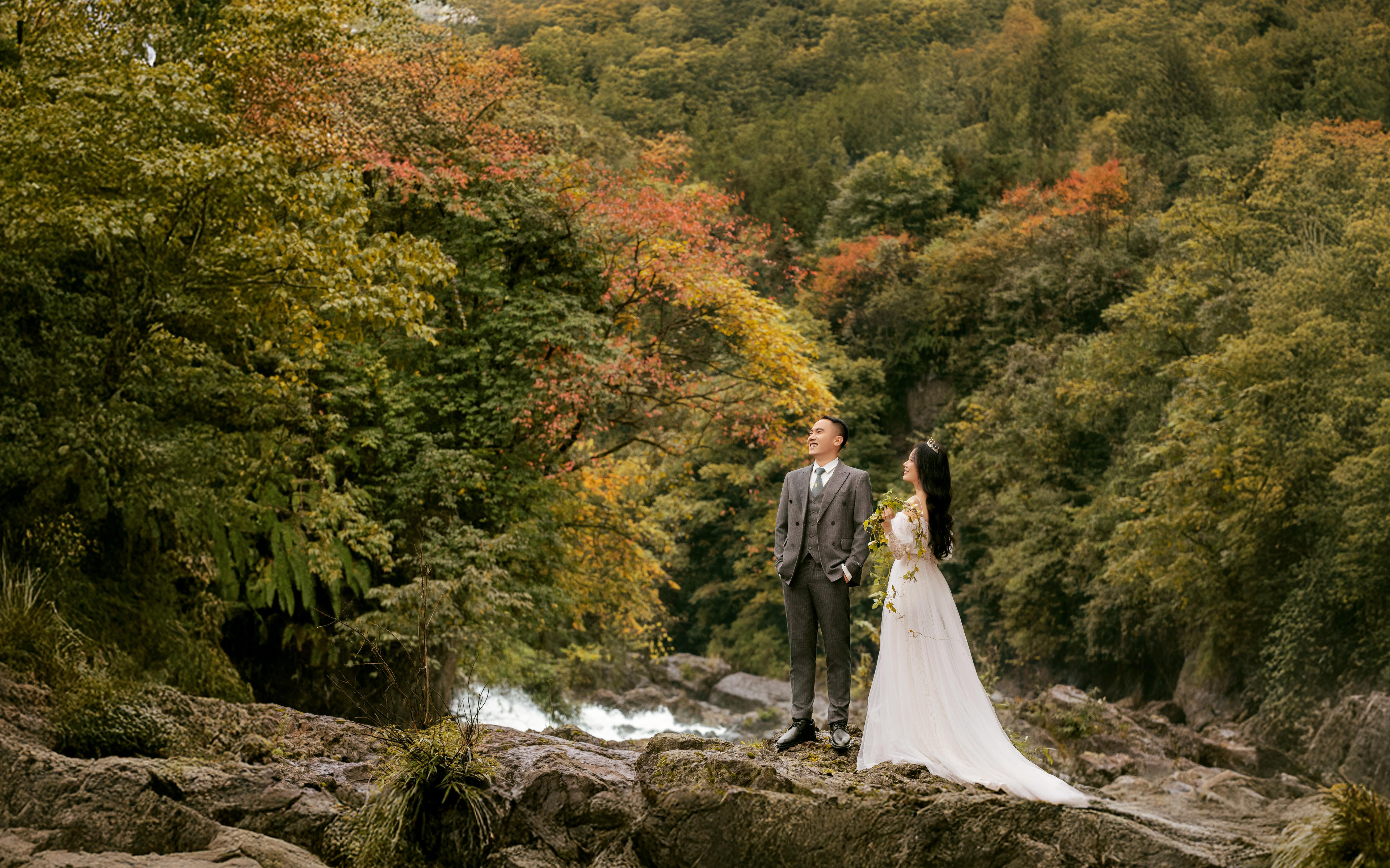 峨眉山旅拍公路与山谷婚纱照