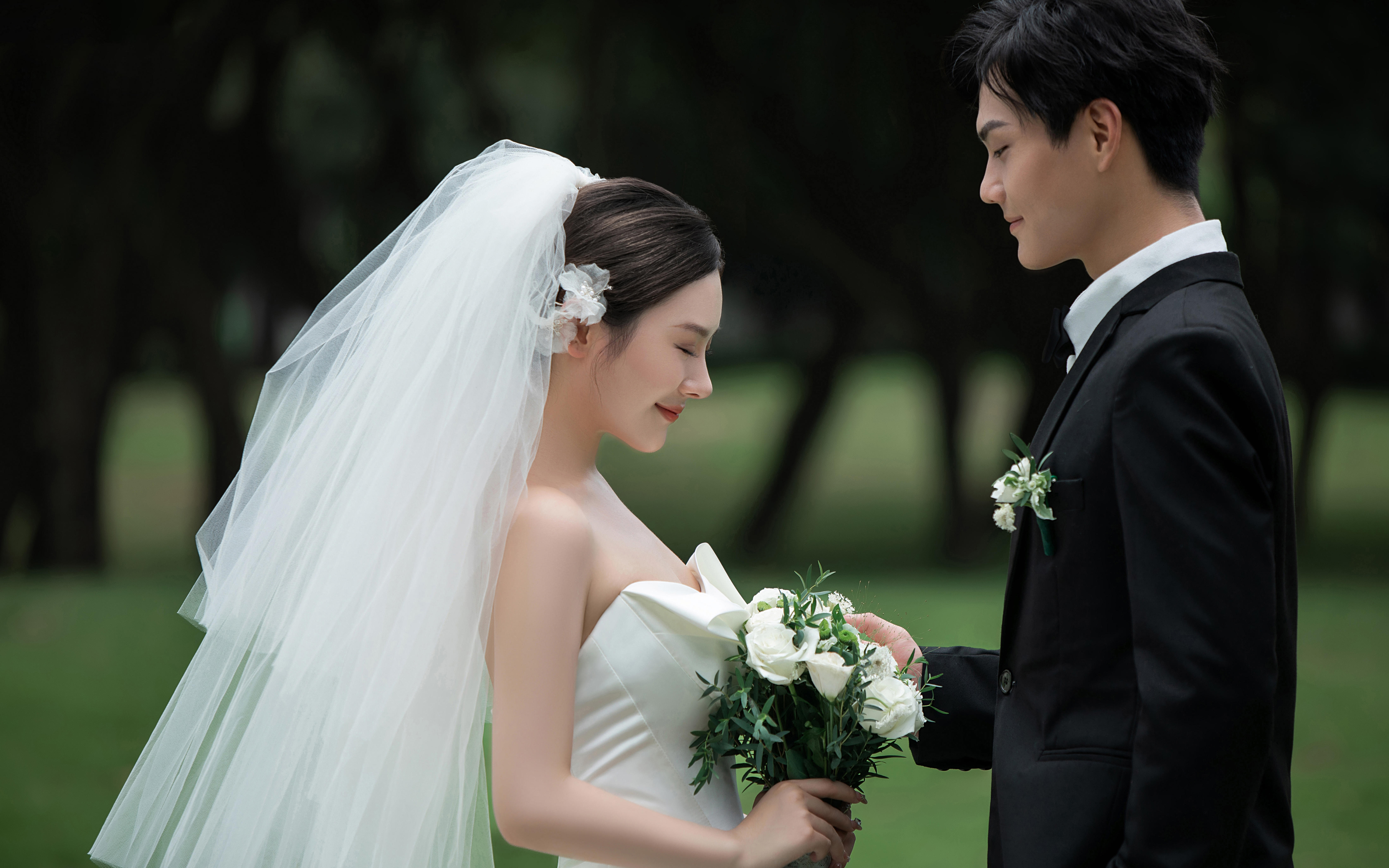 【施华洛摄影】外景草坪抹胸缎面婚纱照