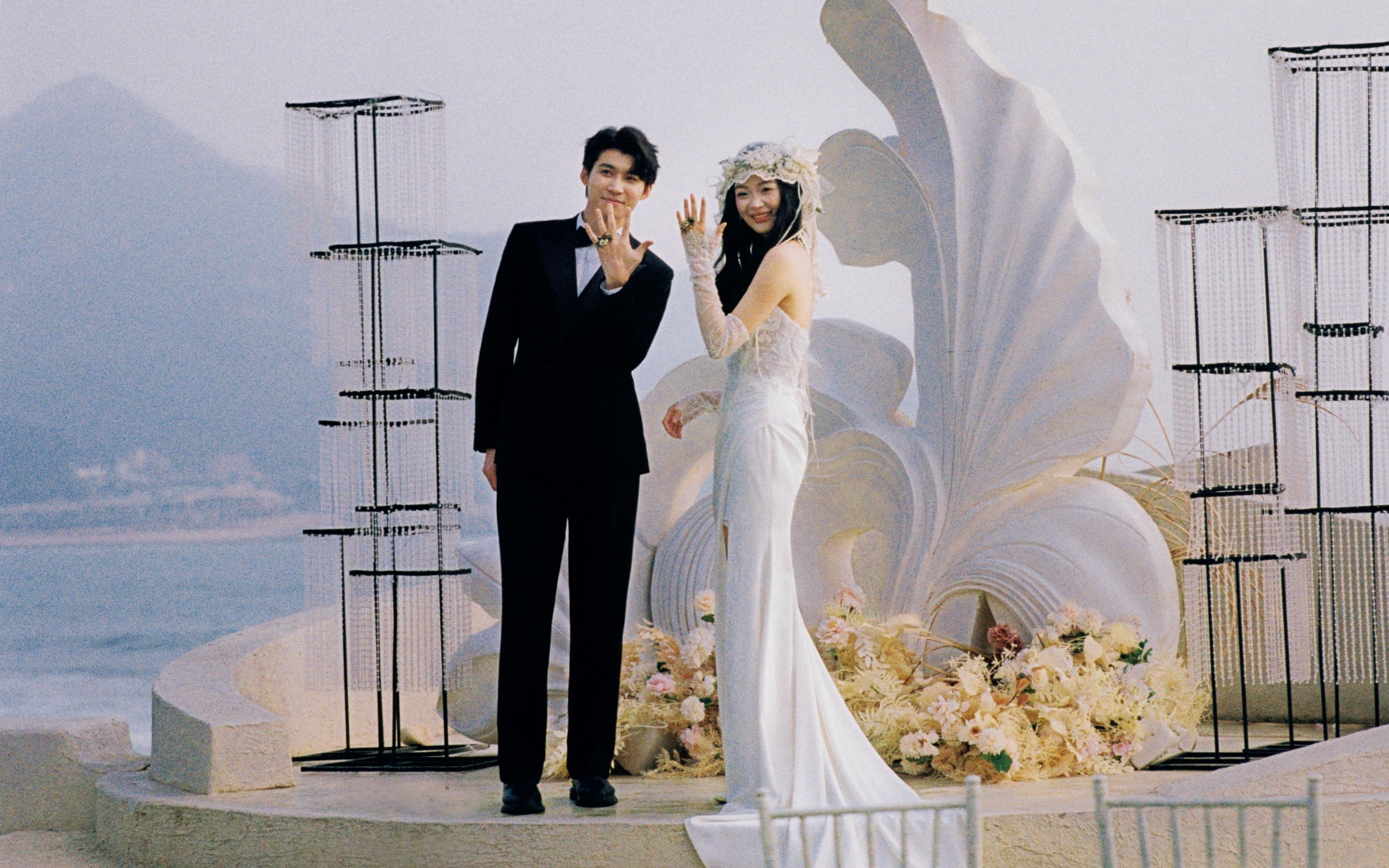 沉浸在山海之間的目的地婚禮中，愛意定格~