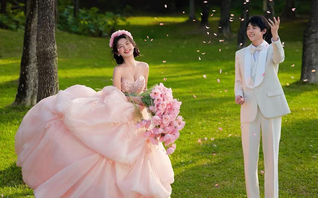【草地和粉色婚纱简直是超配】