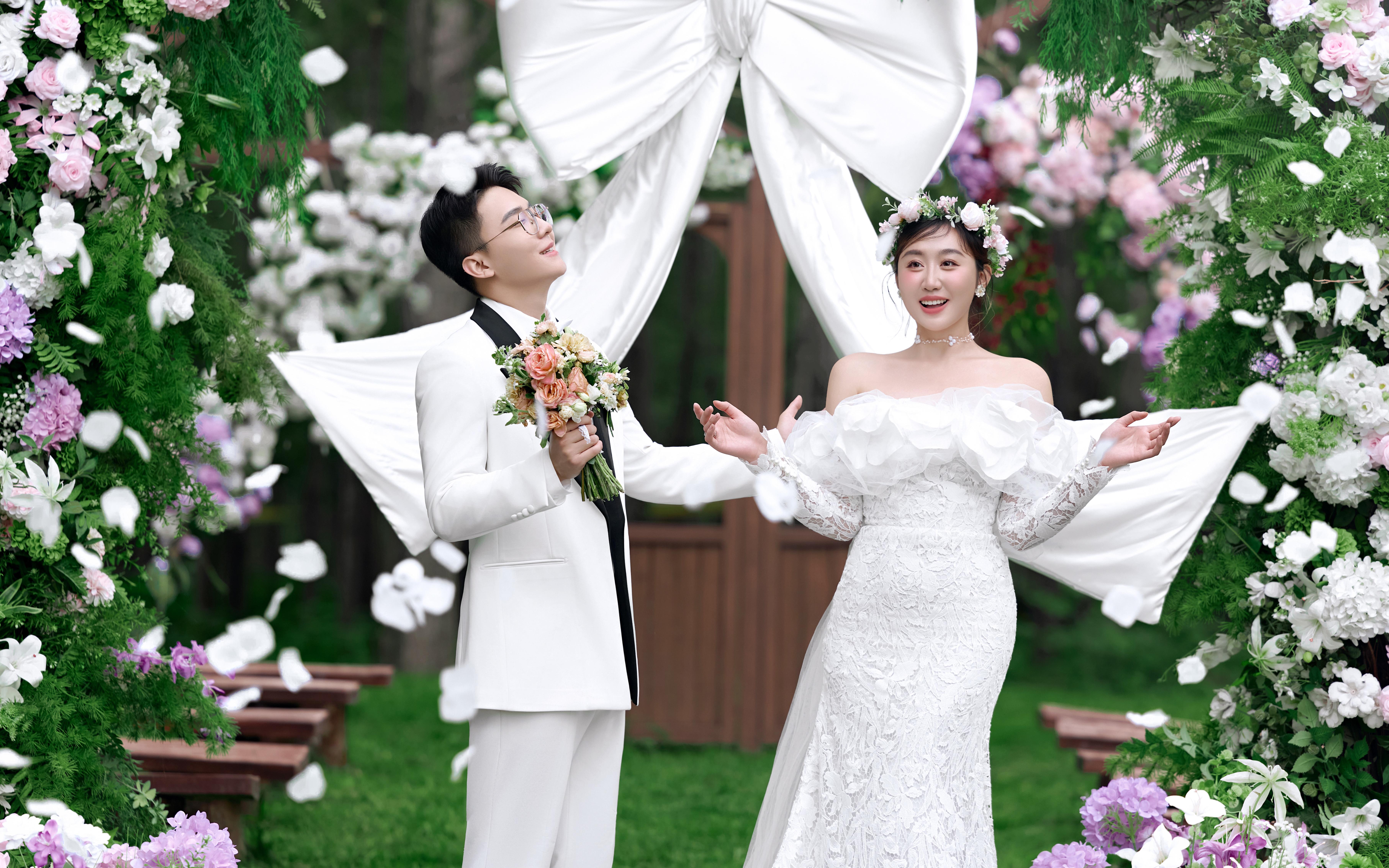 把婚禮現(xiàn)場(chǎng)搬進(jìn)了我的森系婚紗照！