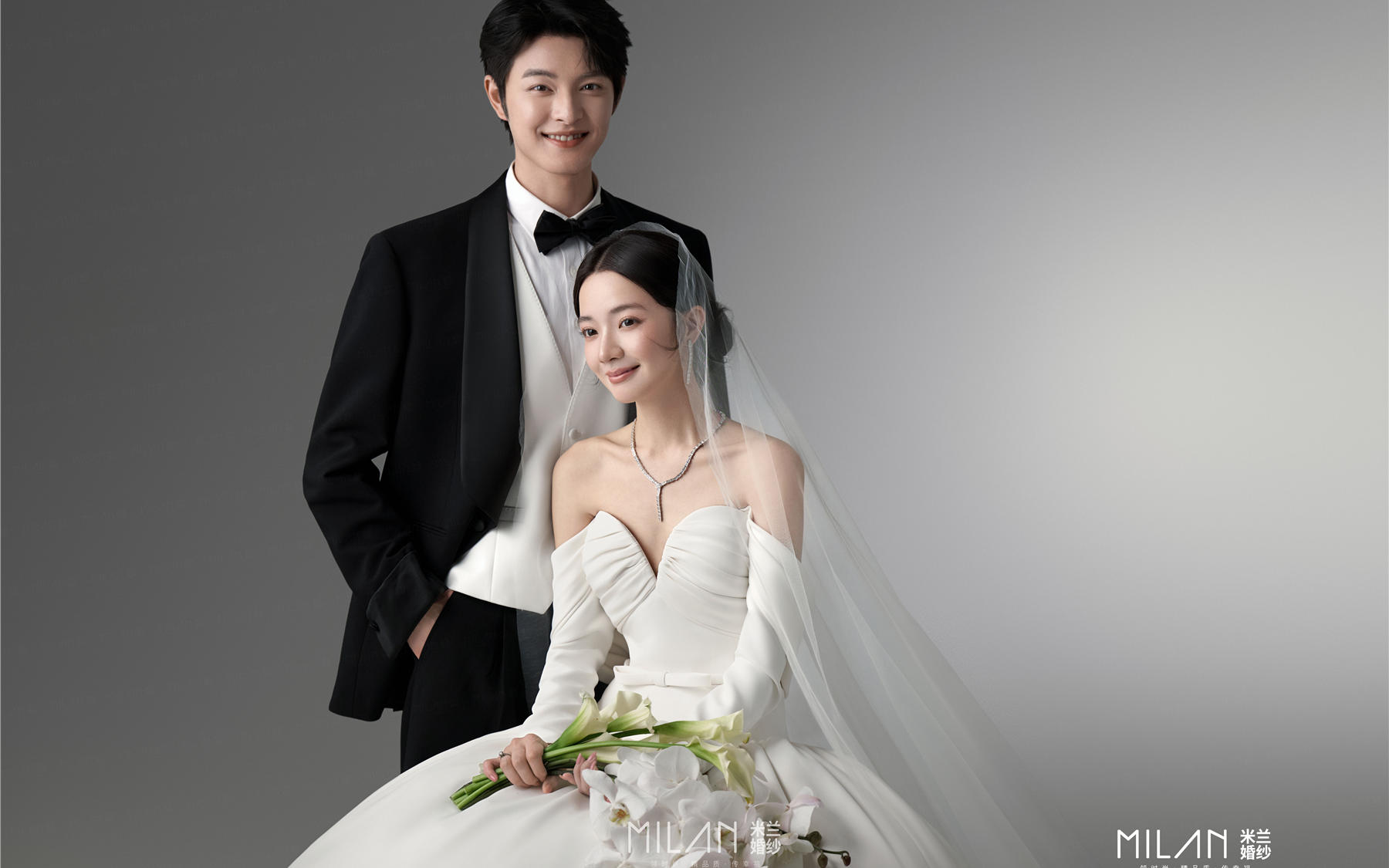 緞面婚紗 + 極簡(jiǎn)灰調(diào)，是骨子里的高級(jí)