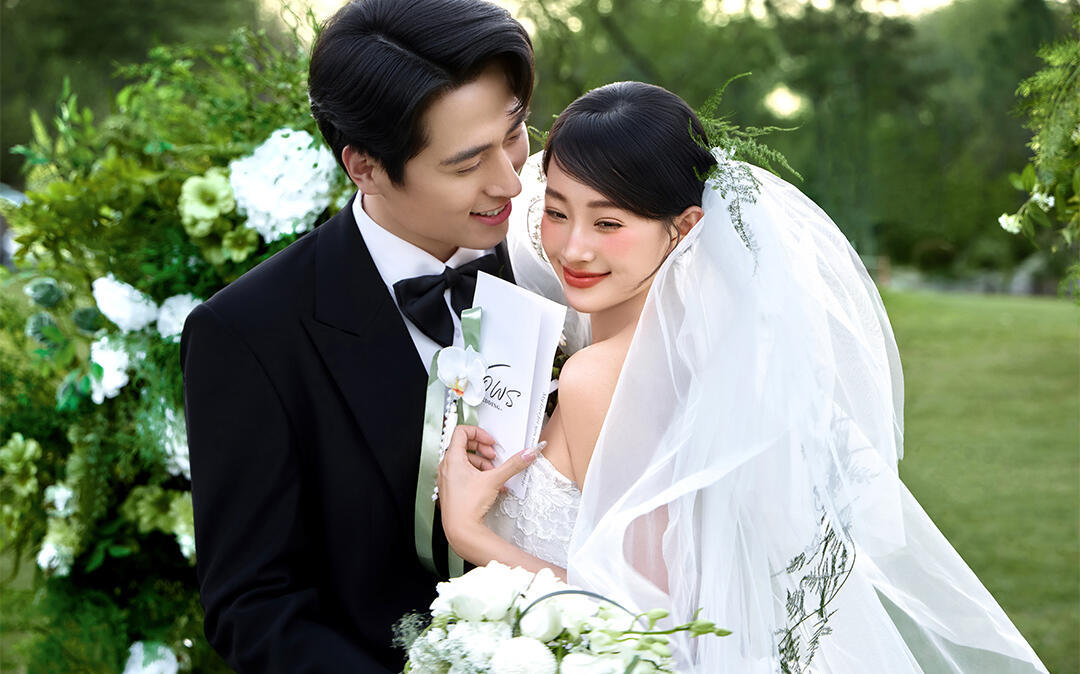 把婚禮現(xiàn)場(chǎng)搬進(jìn)森系草坪婚紗照里??儀式感拉滿?