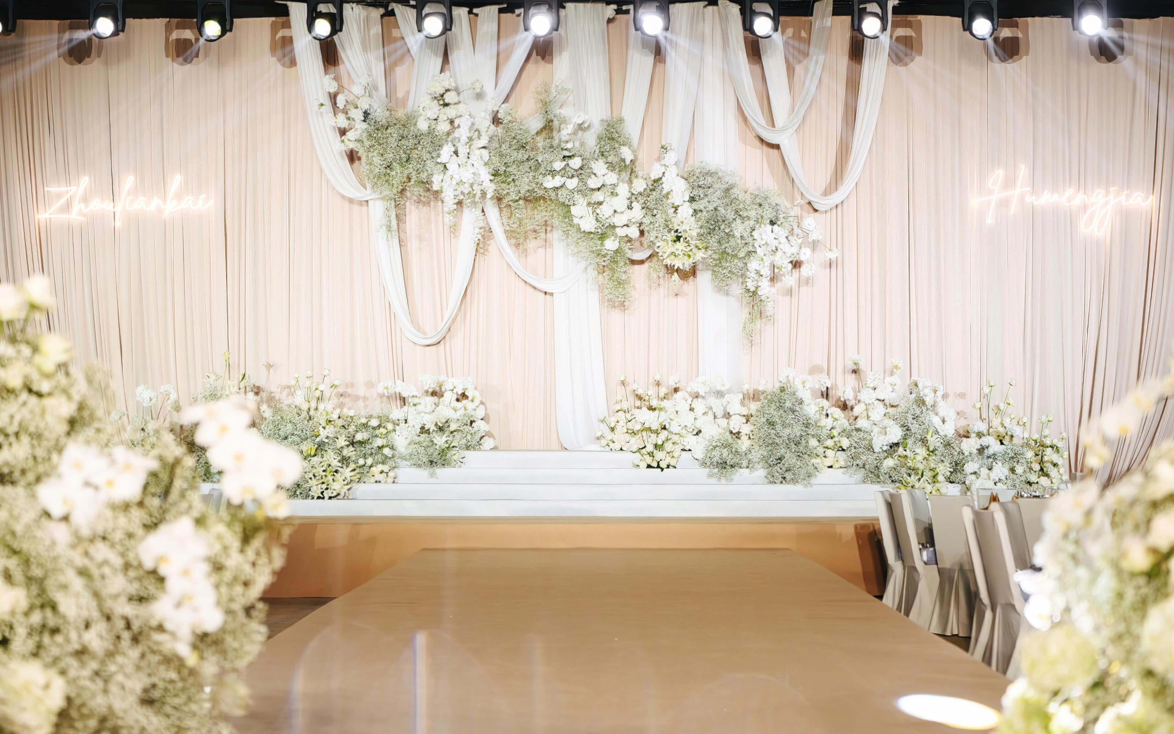 高级小众香槟色布幔搭配满天星婚礼