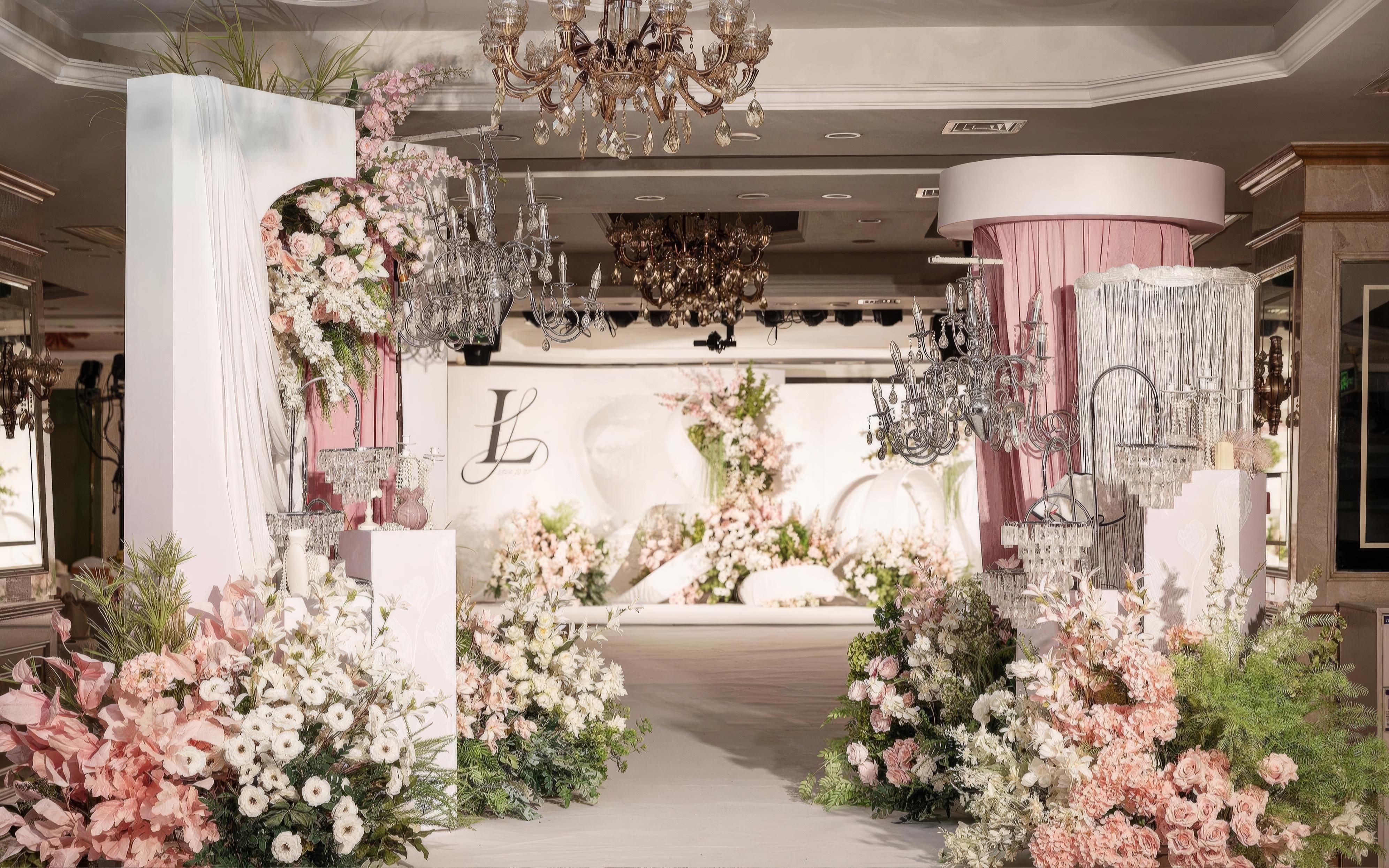 粉色调婚礼布置