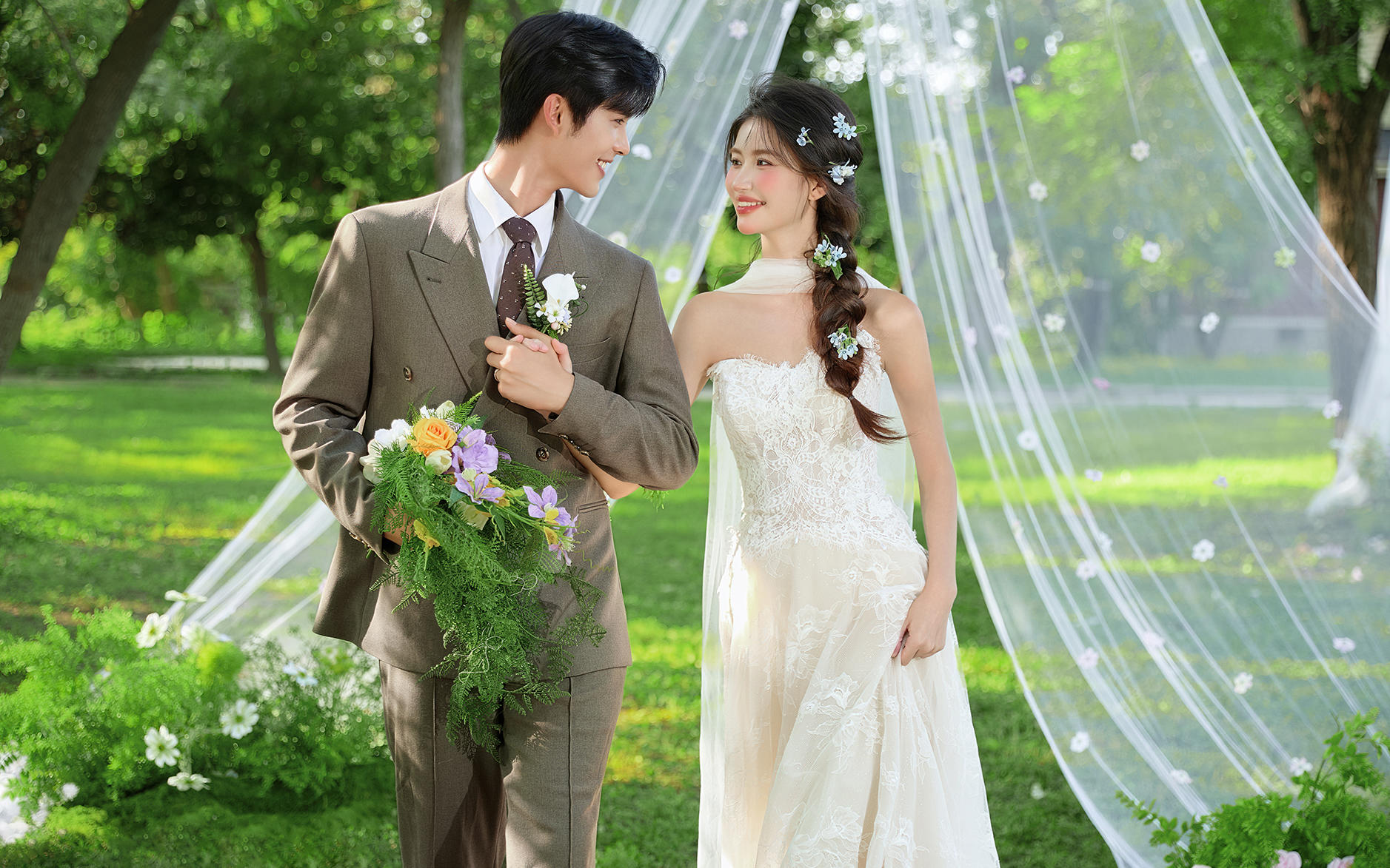 草坪唯美浪漫森系婚纱照