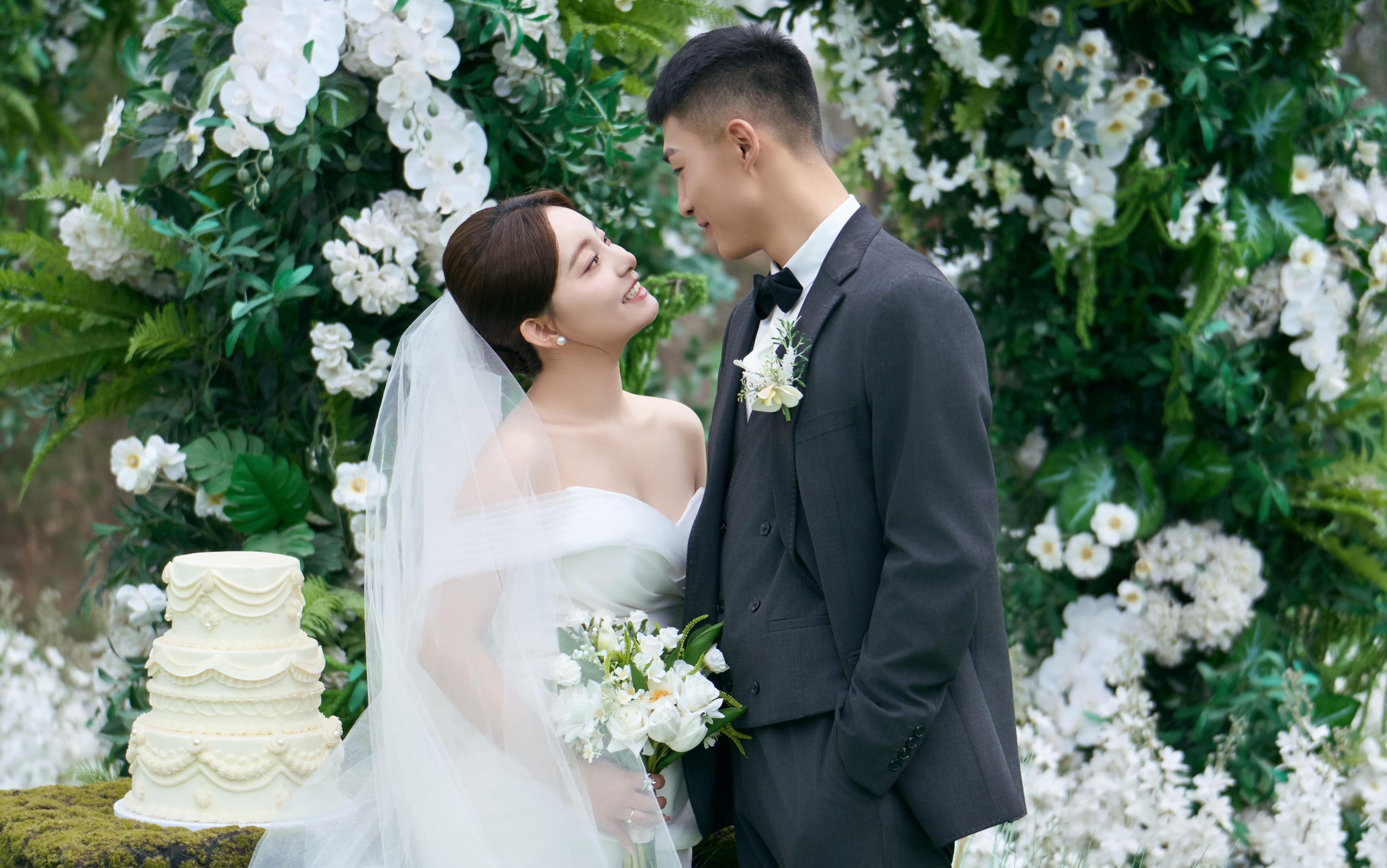 客片欣赏-目的地婚礼草坪森系婚纱照