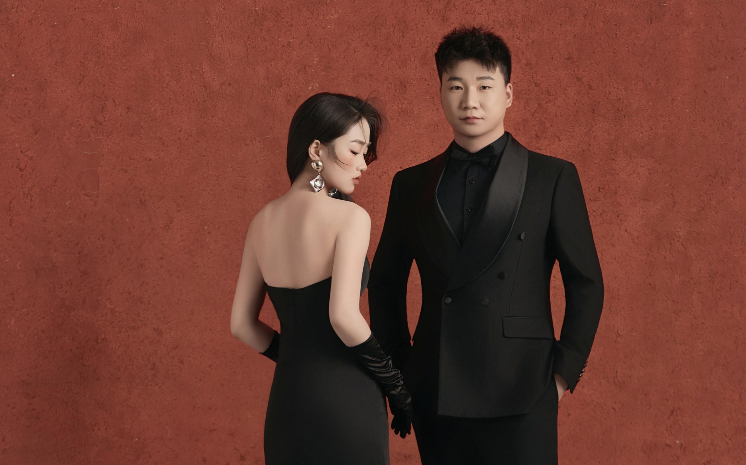 【壹家攝影】紅與黑的碰撞 高級(jí)感復(fù)古婚紗照來(lái)啦~