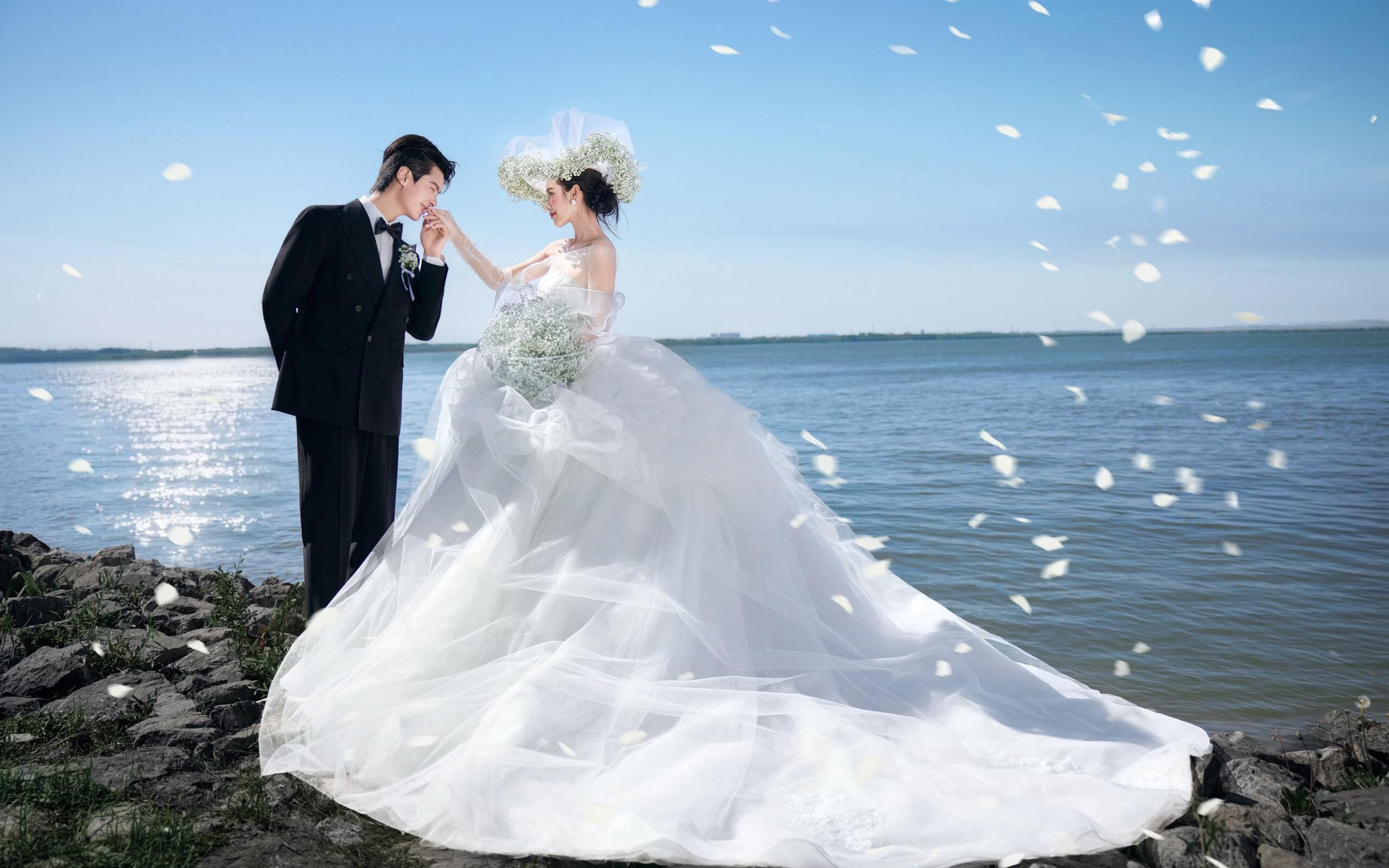 被这套海边婚纱照治愈了，干净清爽永不翻车