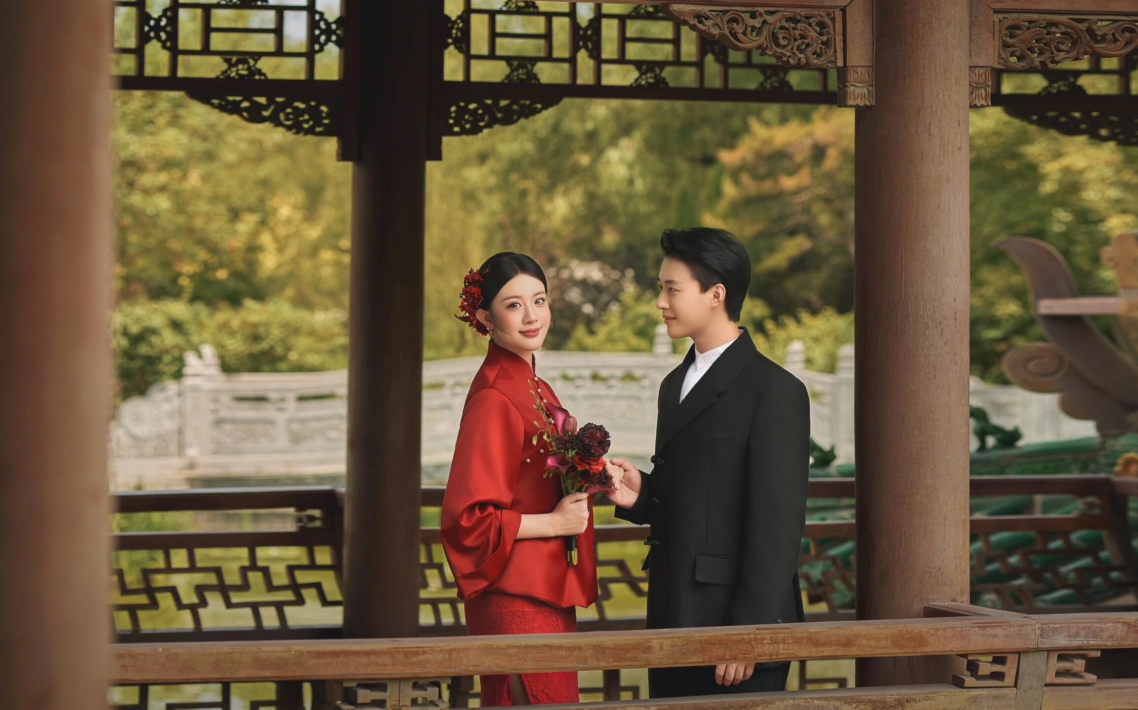 【中式园林里的一抹红 】