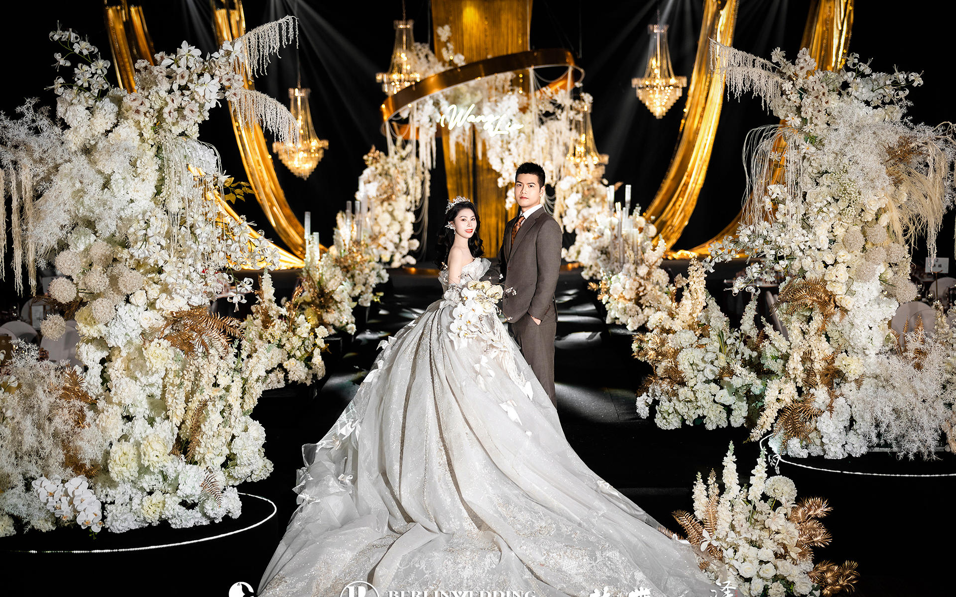 黑金为底 白蕊鎏光 轻奢鎏金风