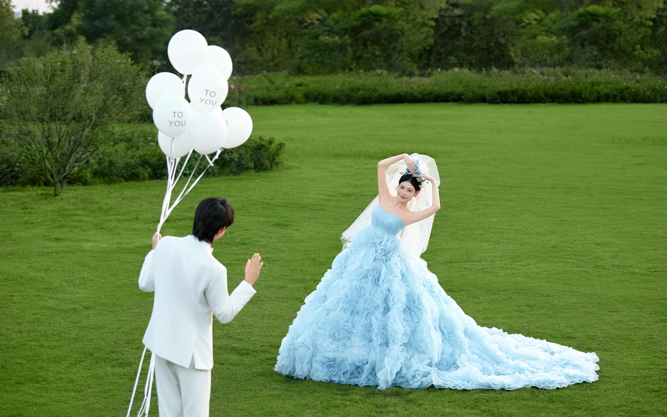 草坪浪漫藍(lán)色公主裙婚紗照