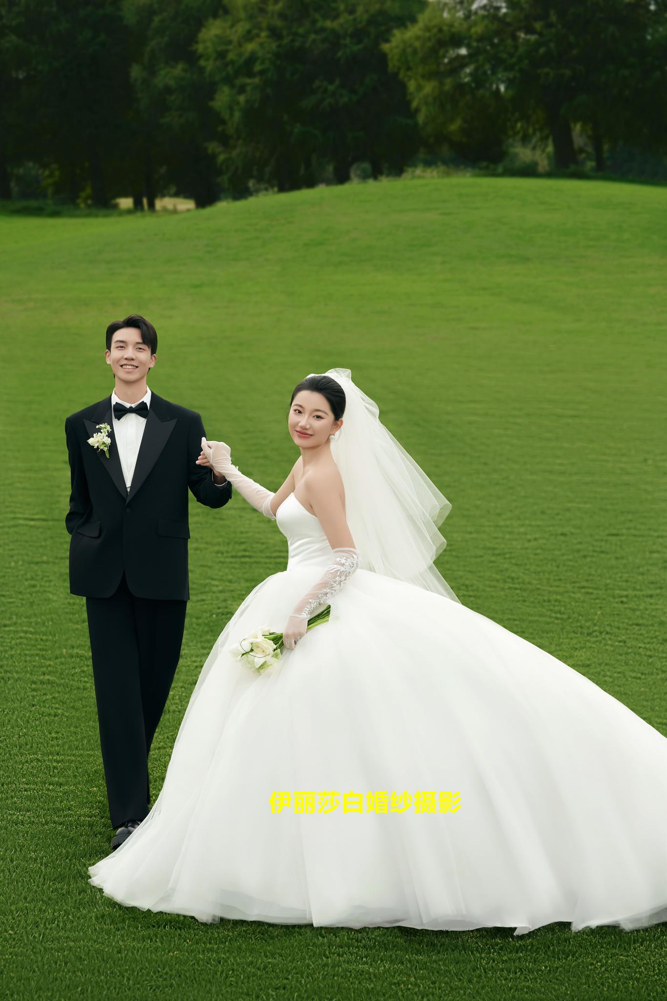 拍婚纱照3888套餐有跟妆+秀和+礼服 4699