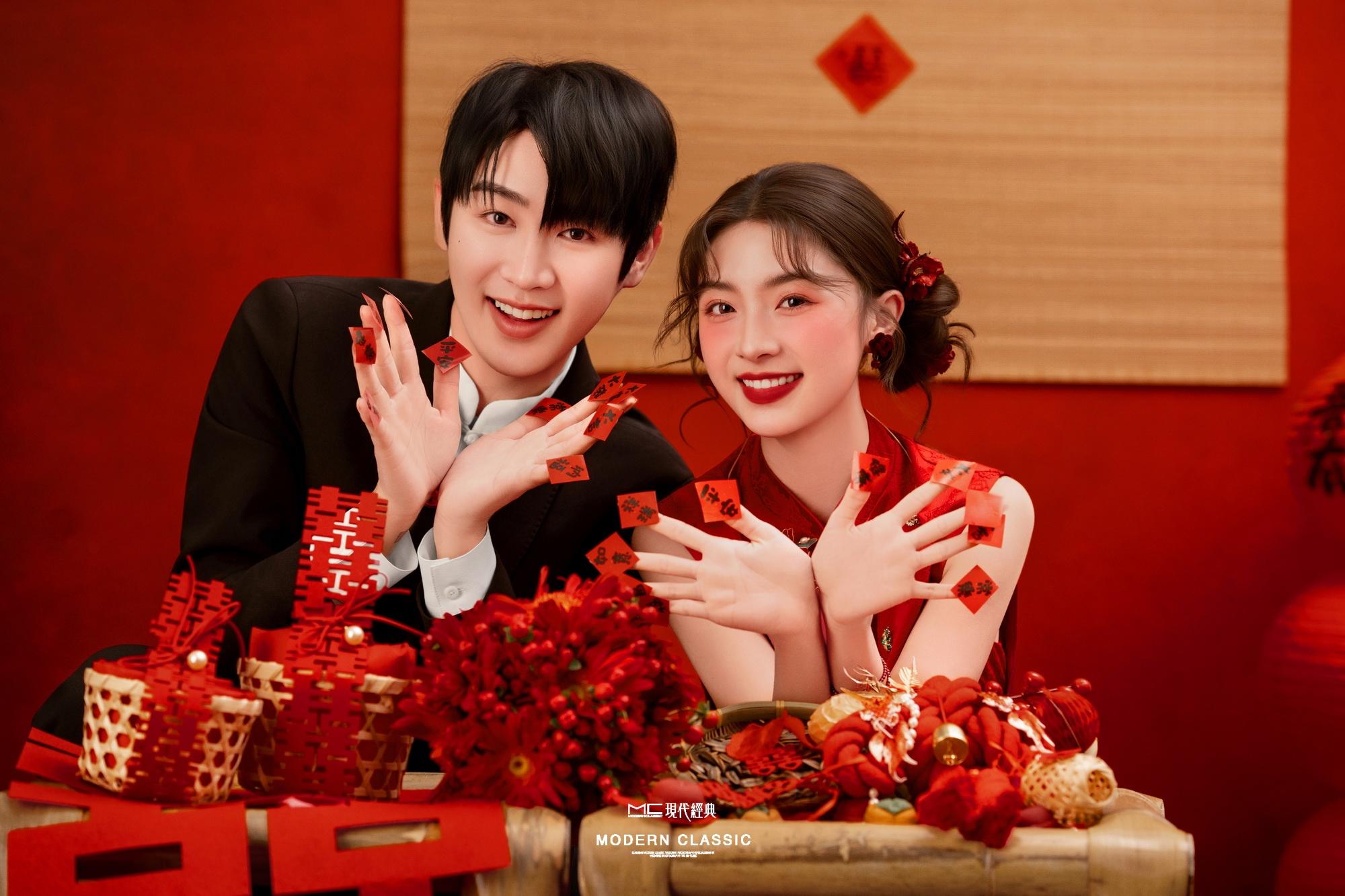 甜到谁都能嗑一下的室内喜嫁婚纱照，乖惨了