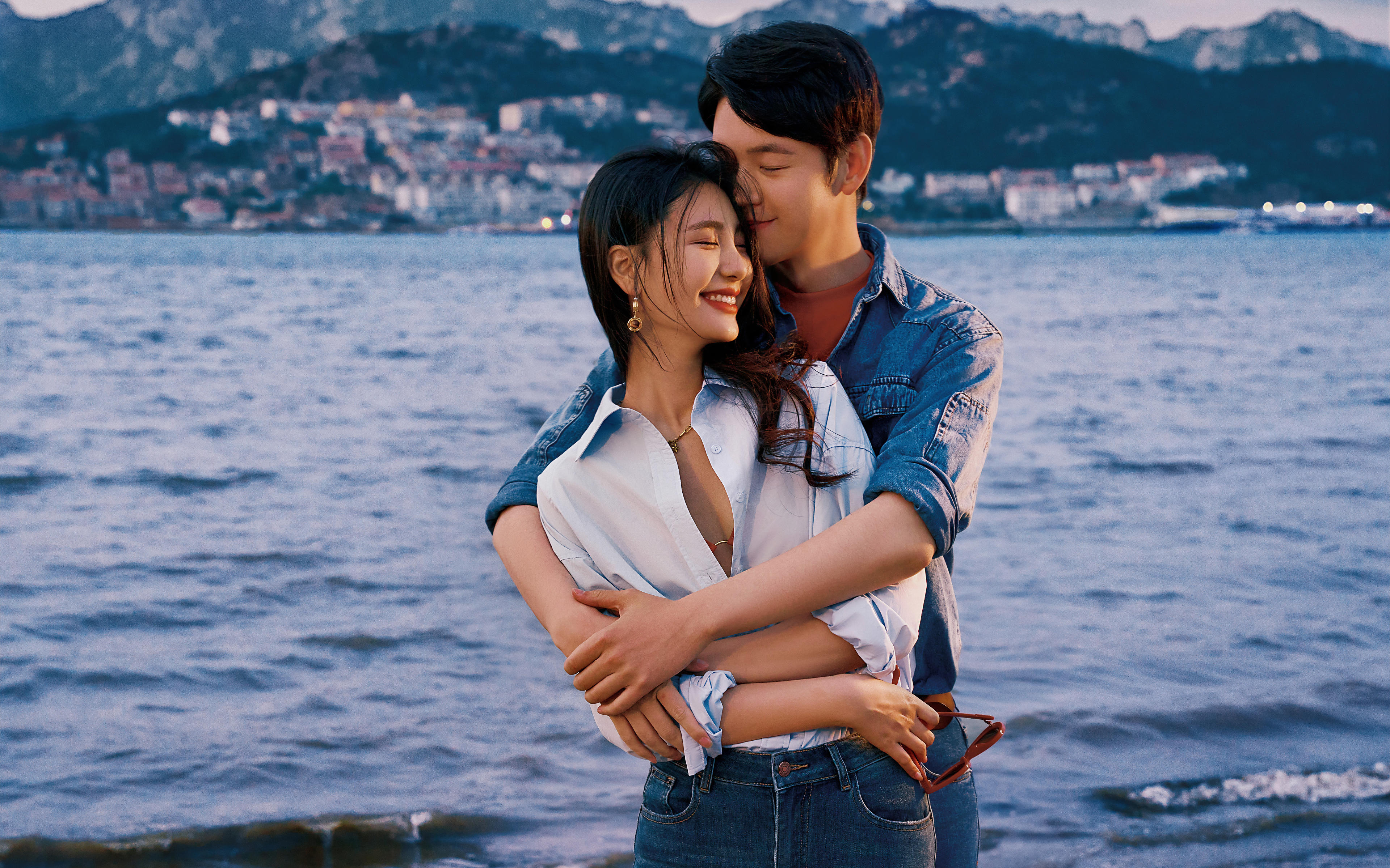 海边婚纱照，一起来拥抱大海吧