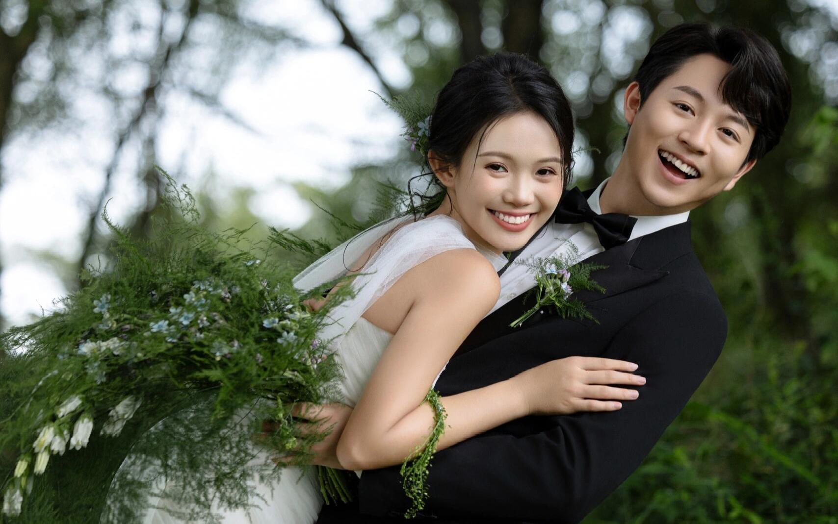 【好喜欢我的森系草坪婚纱照】