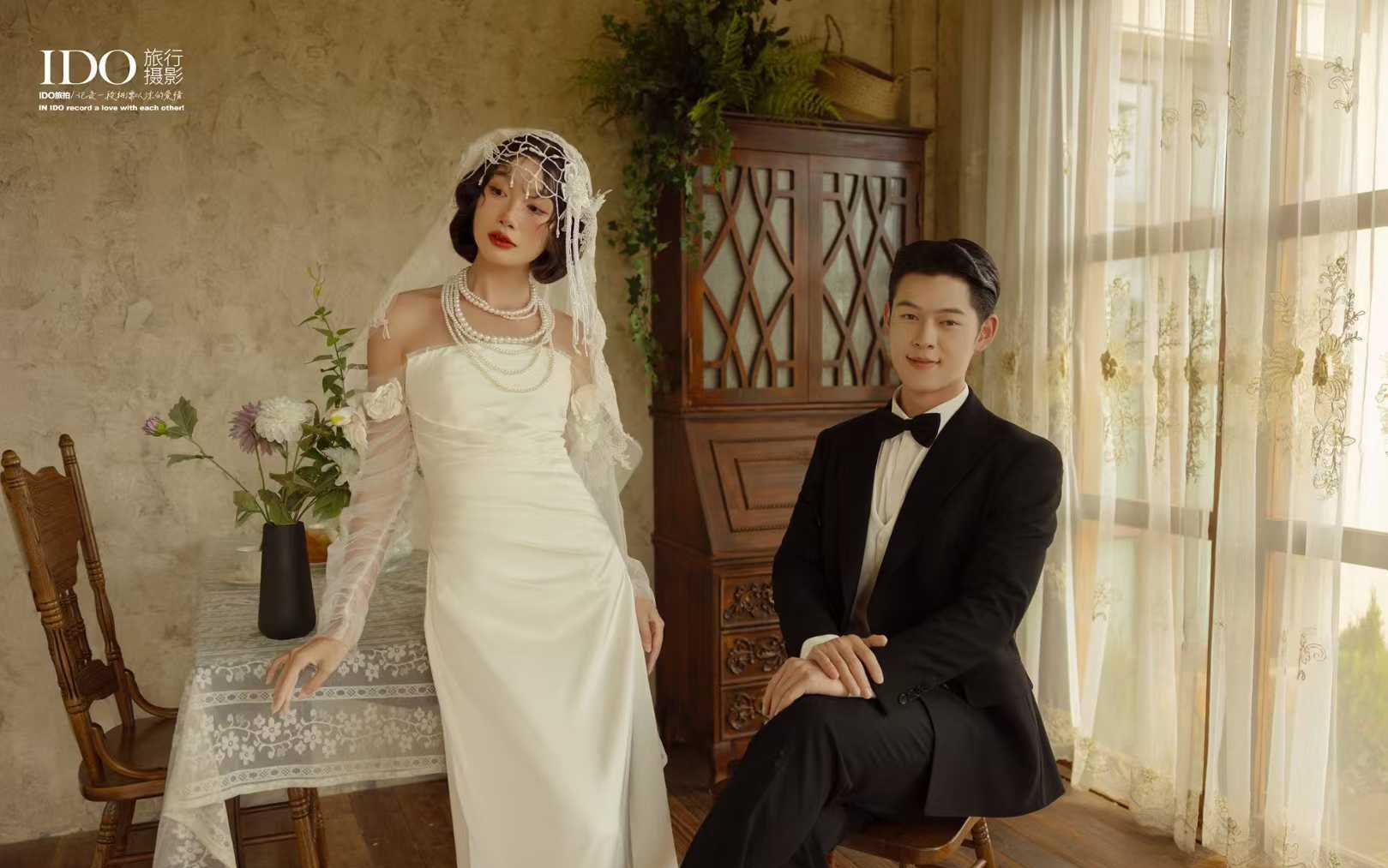 复古法式婚照：温柔纱裙与木质空间的浪漫定格