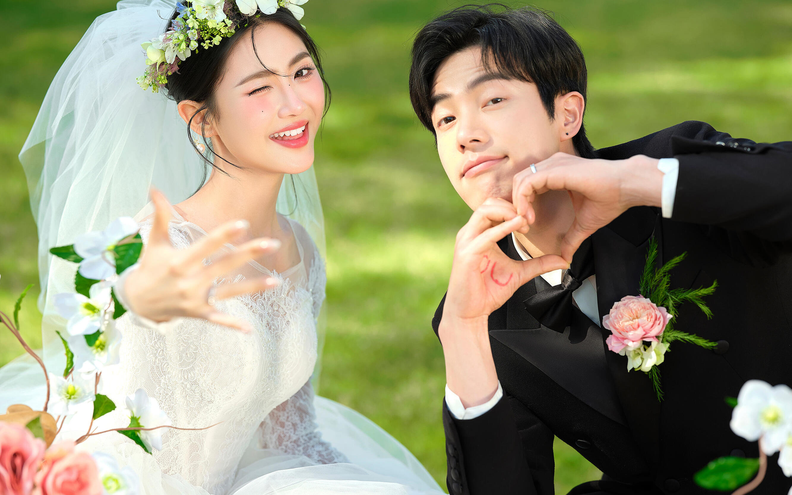 浪漫又治愈的森系 草坪婚纱照