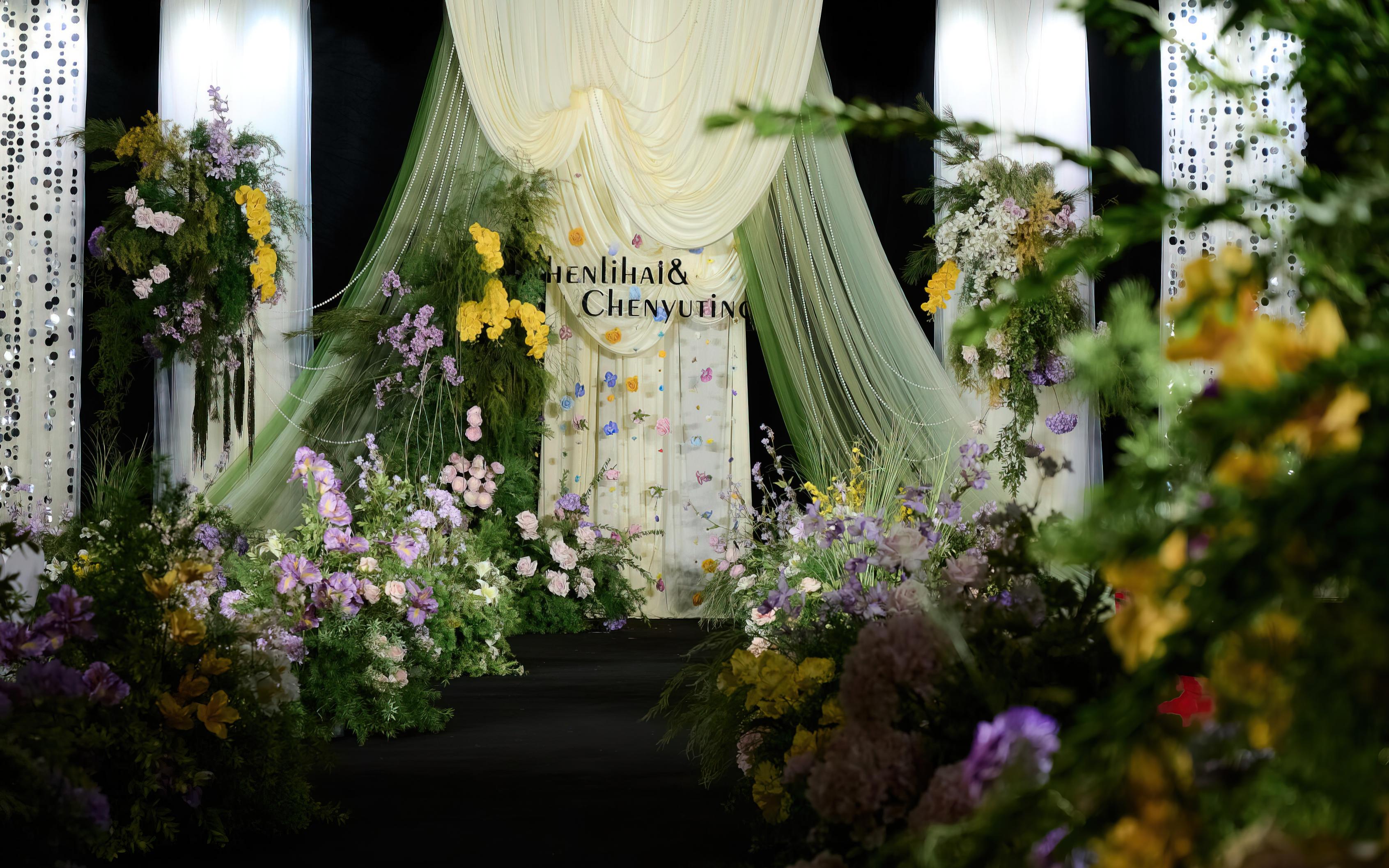 花艺装点的婚礼现场