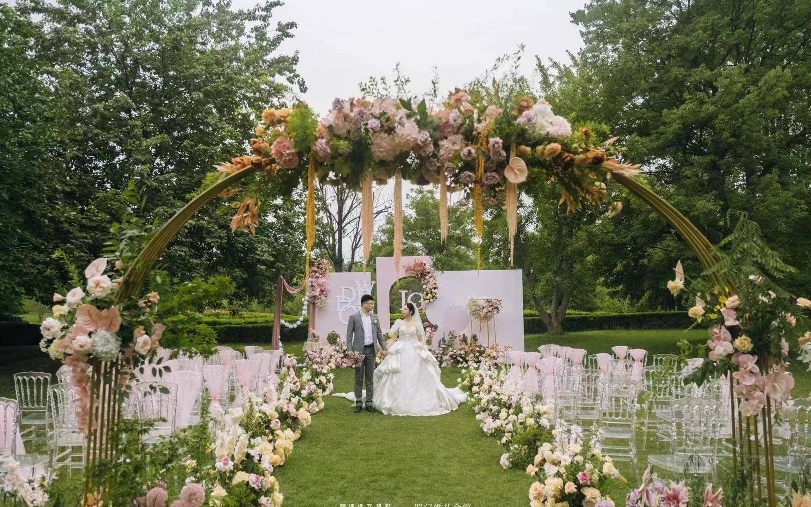 谁说浪漫一定要在殿堂  阳光为灯 青草为毯