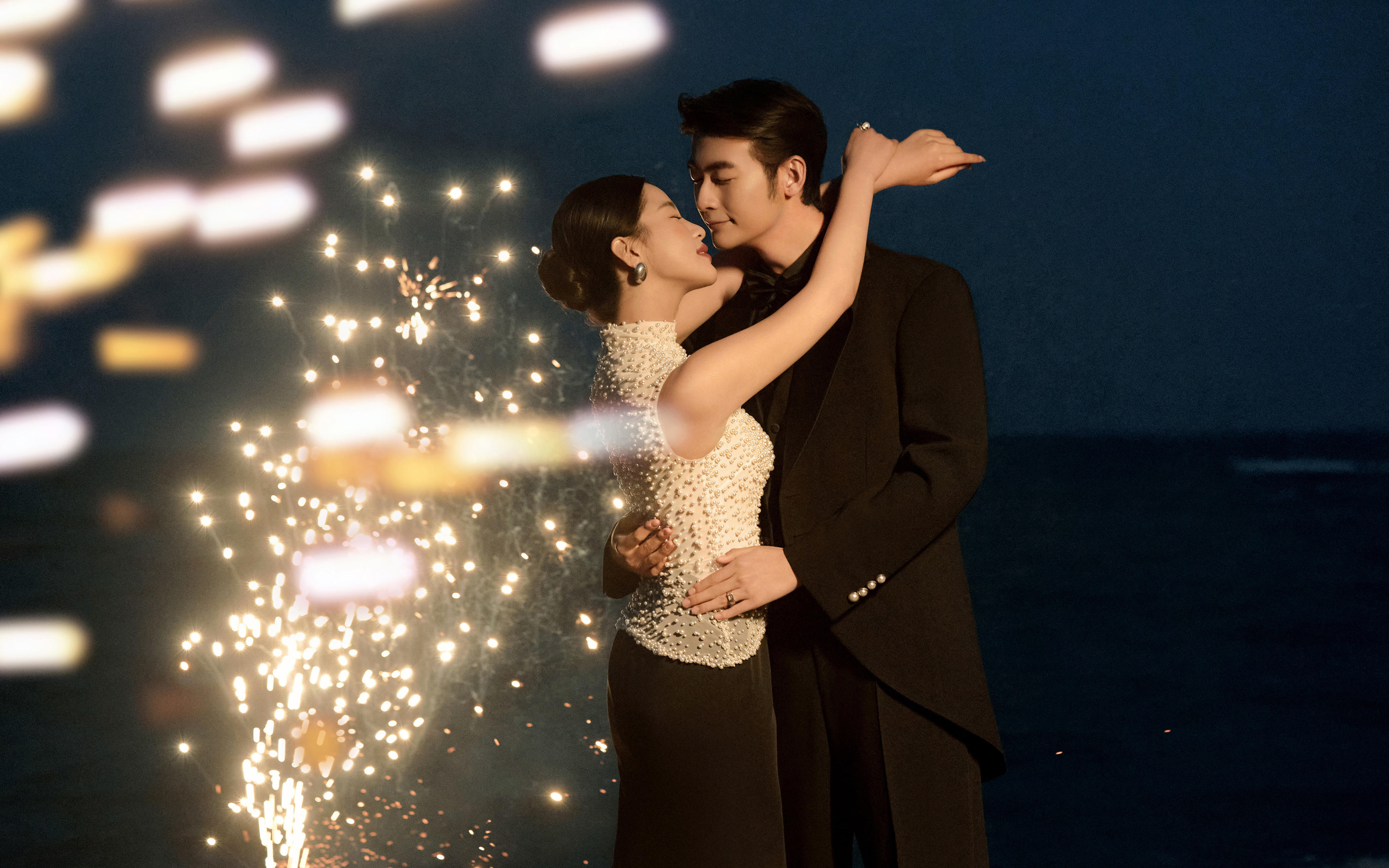 高级感爆棚 夜色为幕 电影感婚纱照书写爱情序章