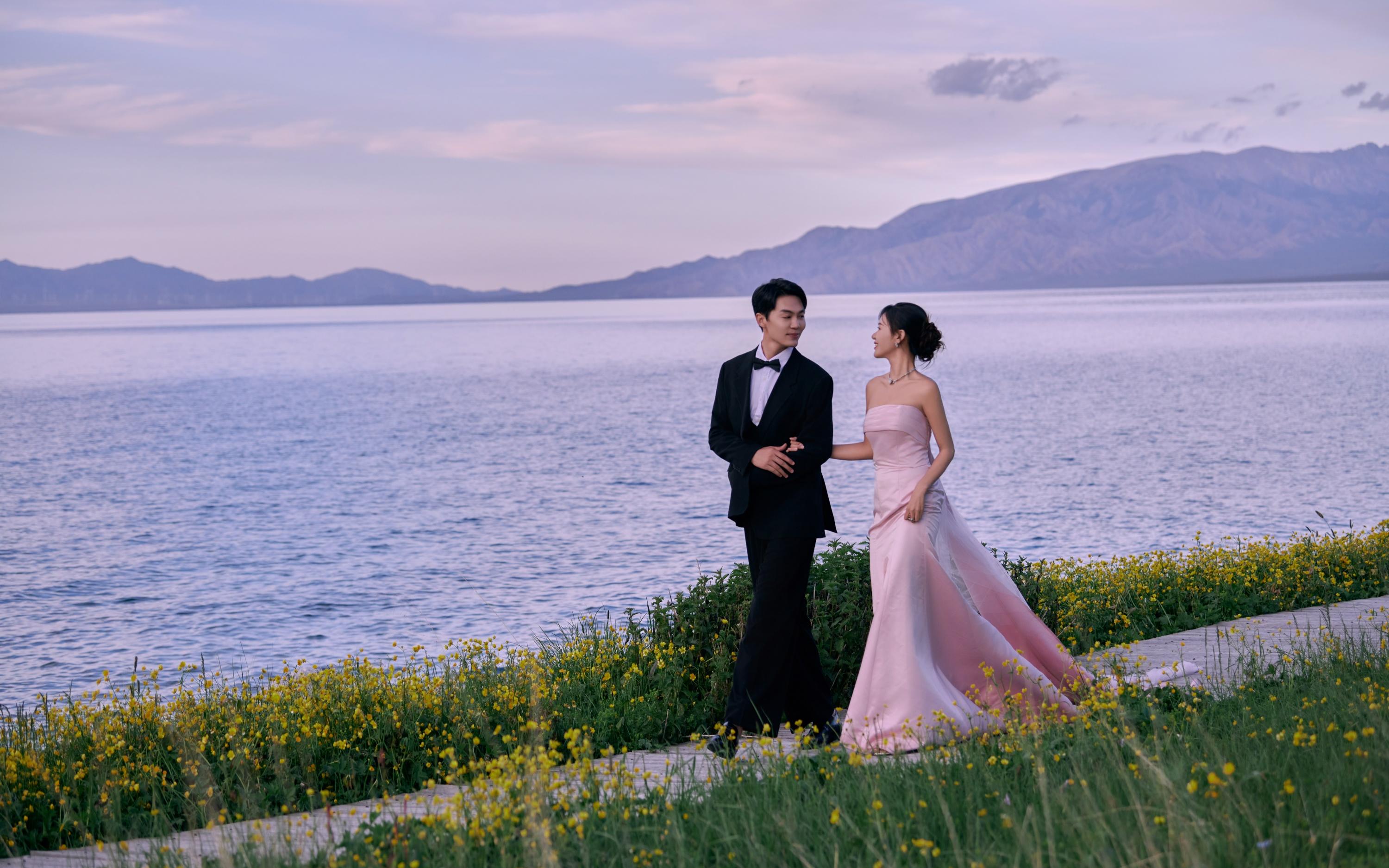 雪山沉默，湖水温柔，都在替我们记下此刻满溢的心动