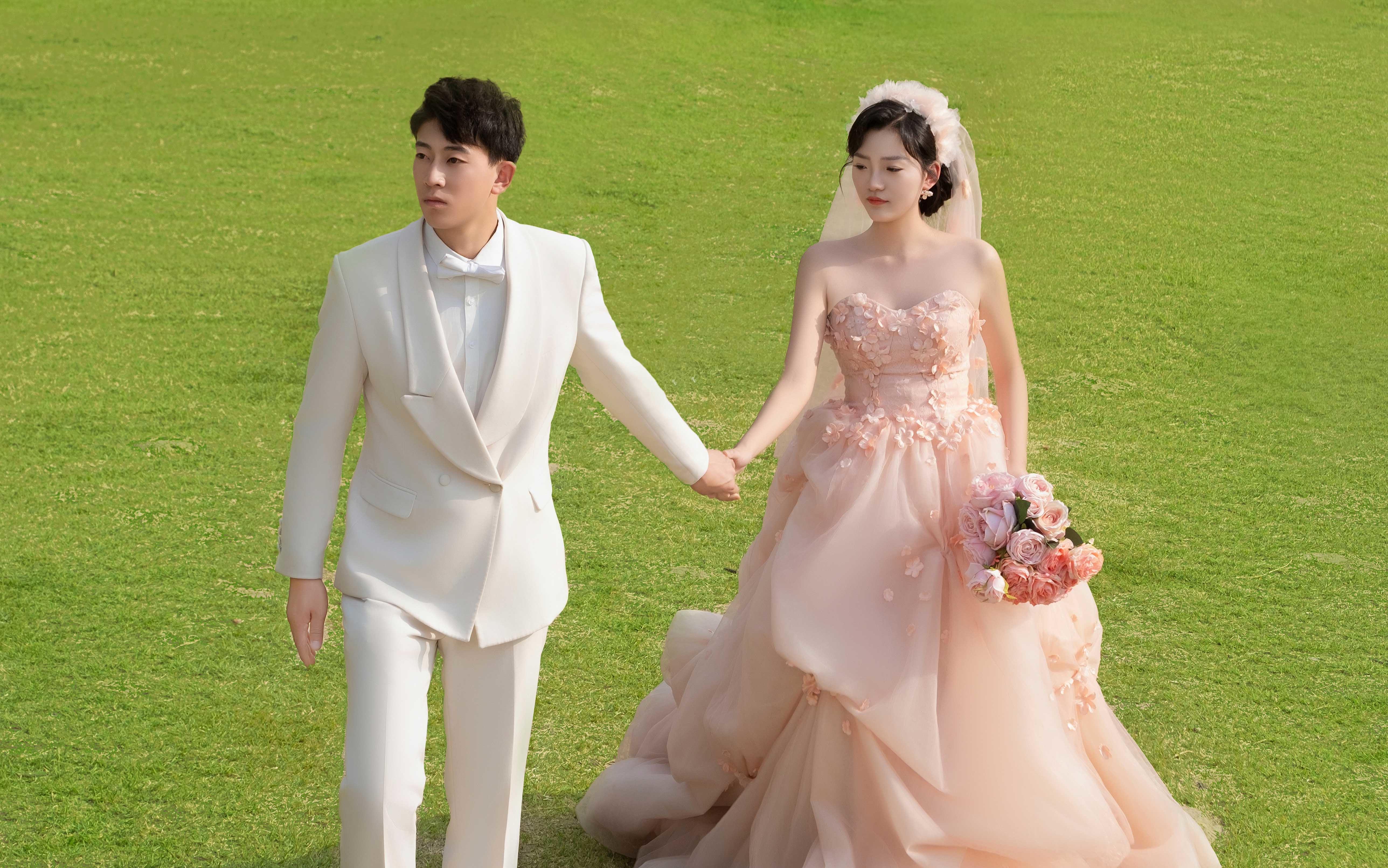 糟糕心動(dòng)了……拍到了超有feel的草坪婚紗照??