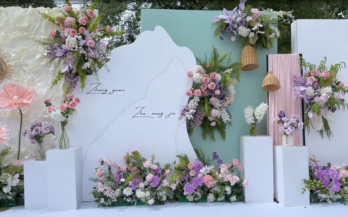 粉白绿色户外庭院婚礼布置