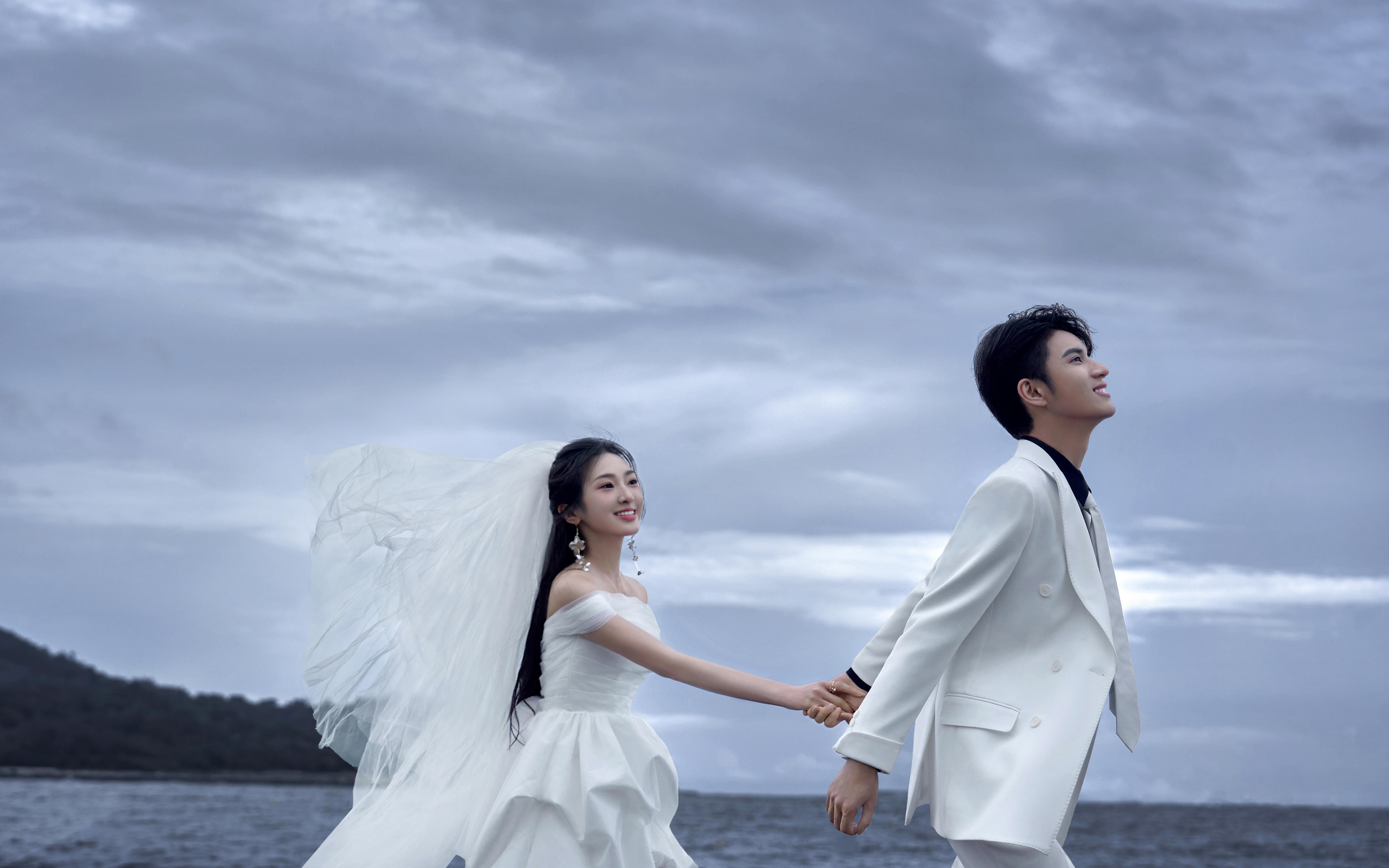 没夸张❗️阴天海边也能拍出浪漫婚纱照📷