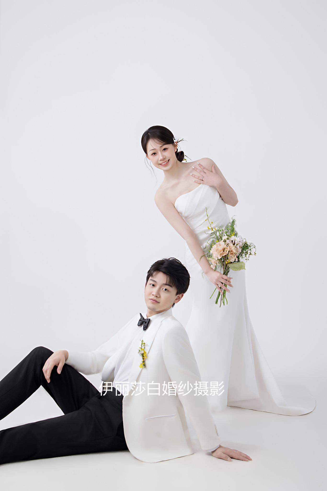 4699套餐送：跟妝+新娘4套+伴娘服+伴郎服 