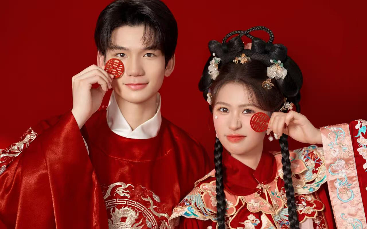 【甜妹儿的俏皮汉服婚纱照谁能不爱】