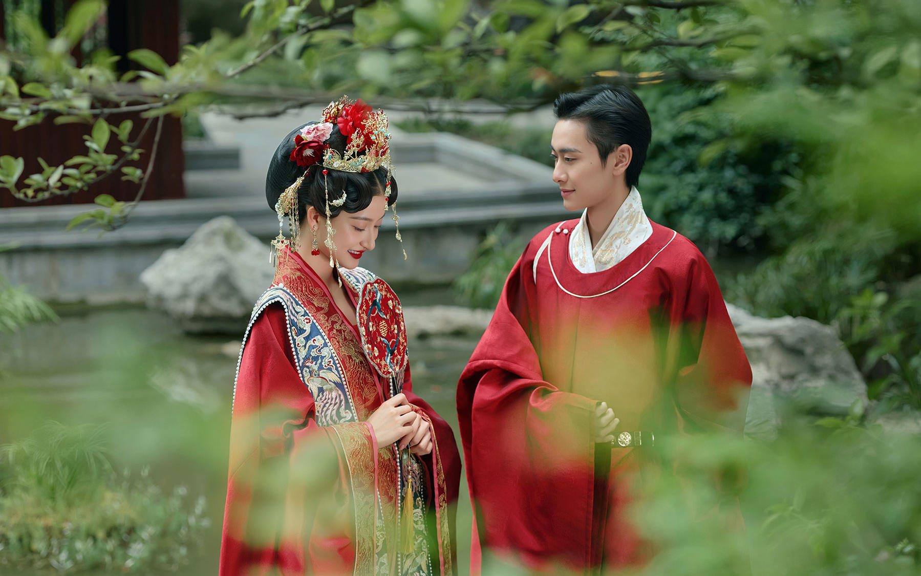 红妆倚古亭，扇底眉眼裹满中式甜意🏮