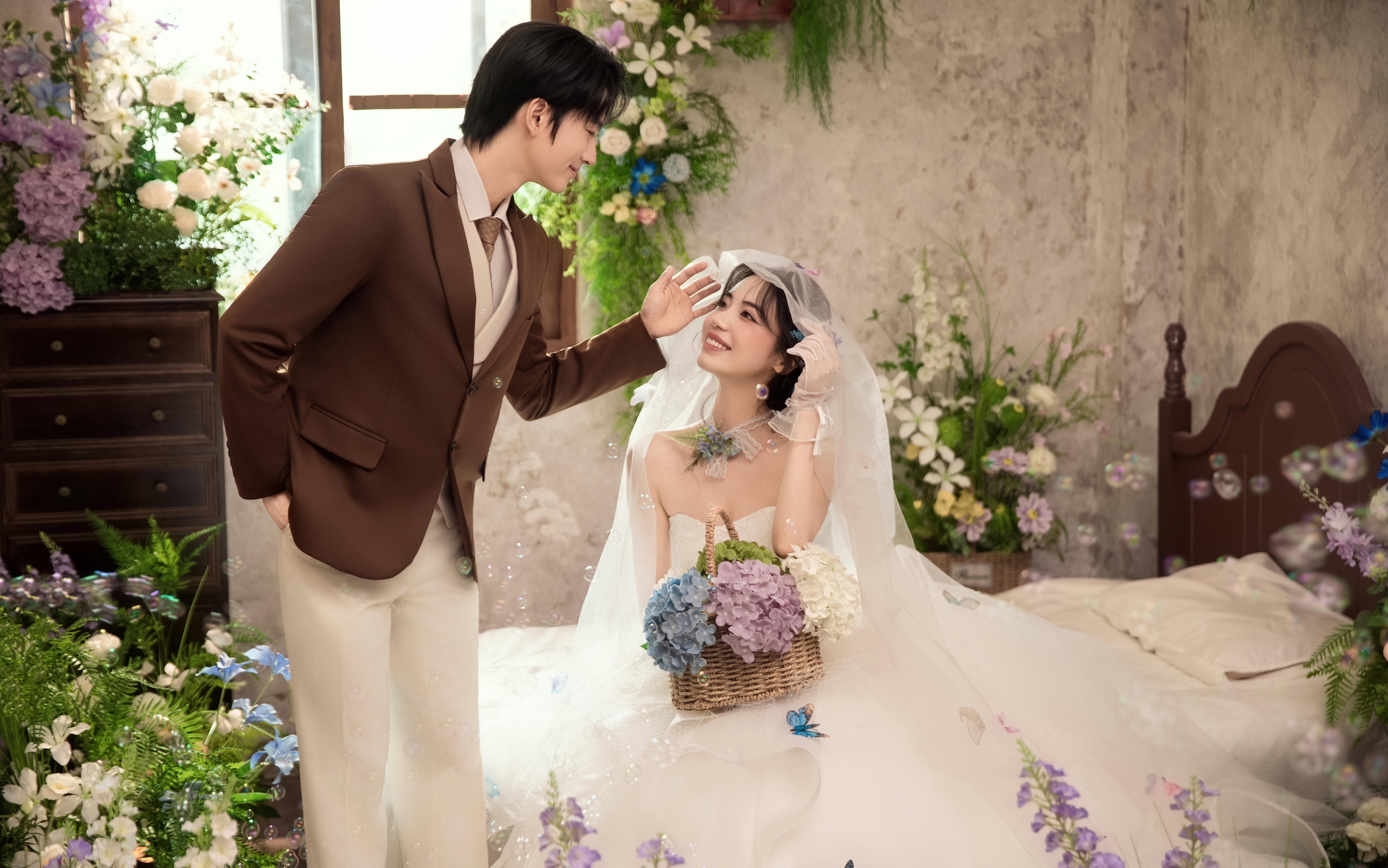 误入童话世界的花房婚纱照
