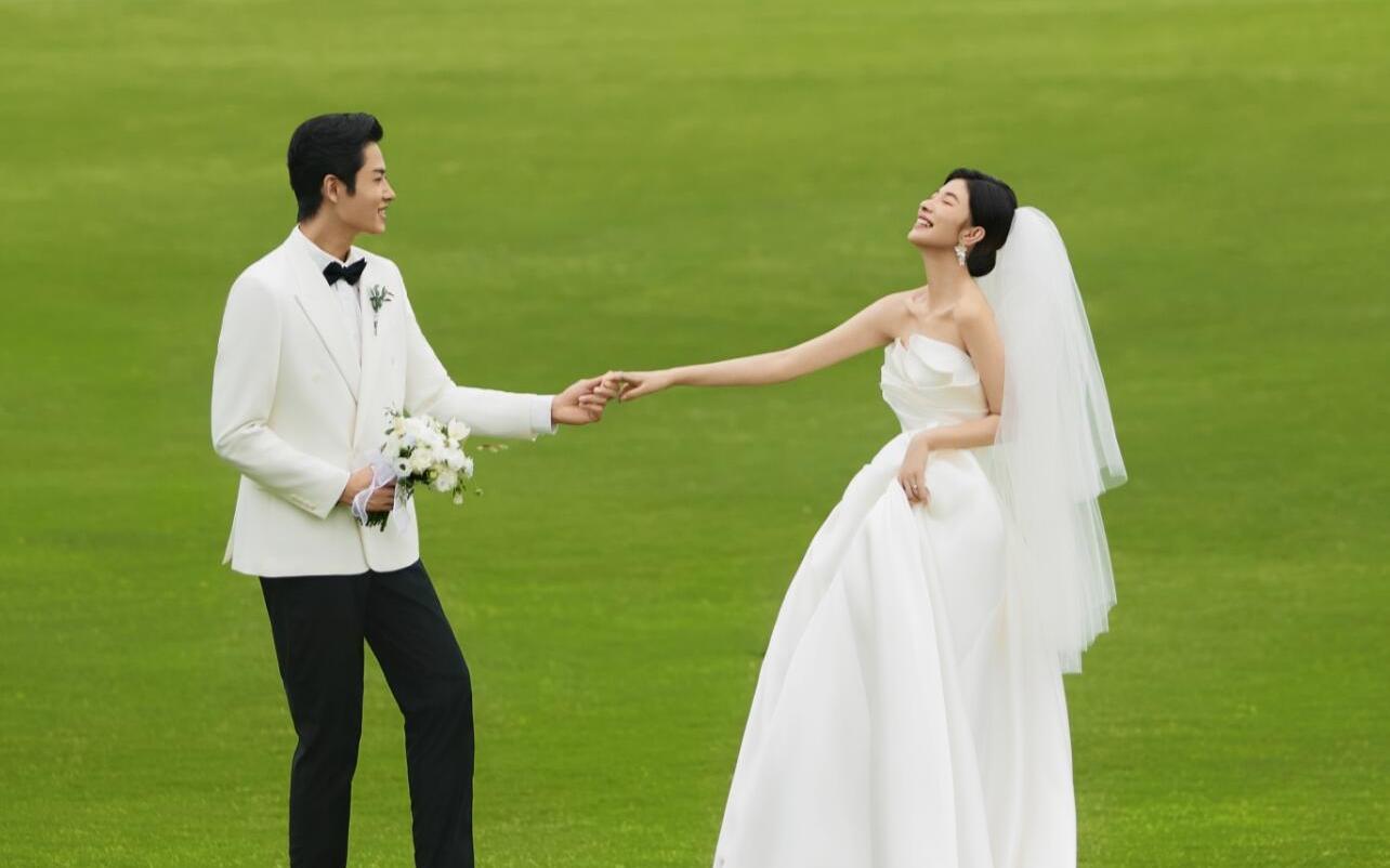 不知道该怎么形容了！草坪婚纱照美的好哇塞