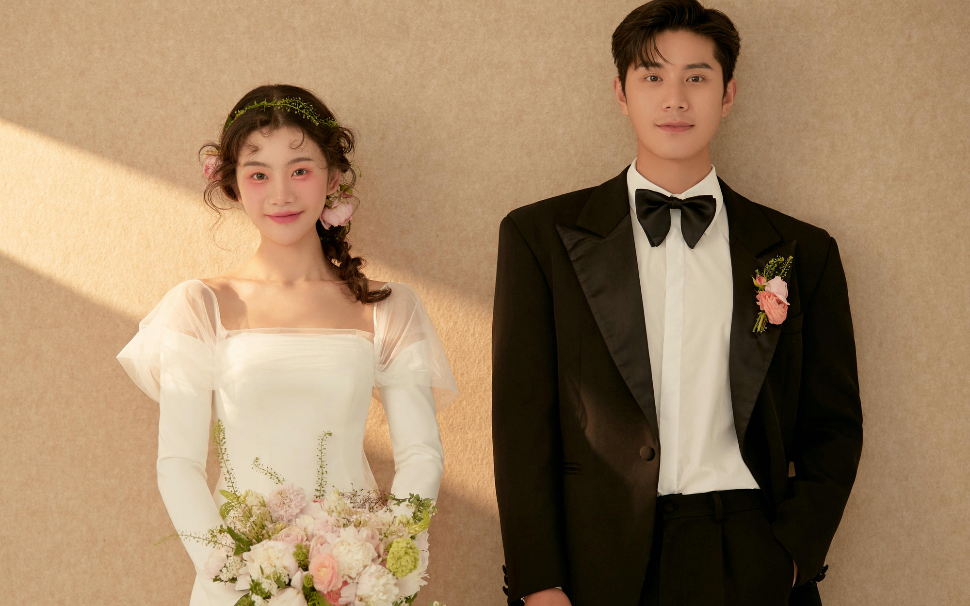 以光影为笔，绘一抹暖黄|室内光影婚纱照