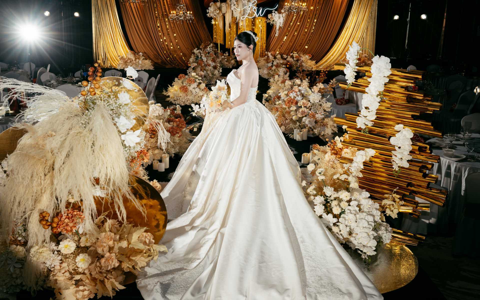 黑金婚禮現(xiàn)場(chǎng)，質(zhì)感與浪漫并存