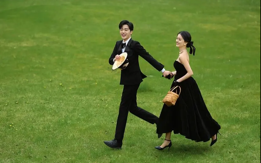 谁能拒绝一套森系赫本黑纱婚纱照啊