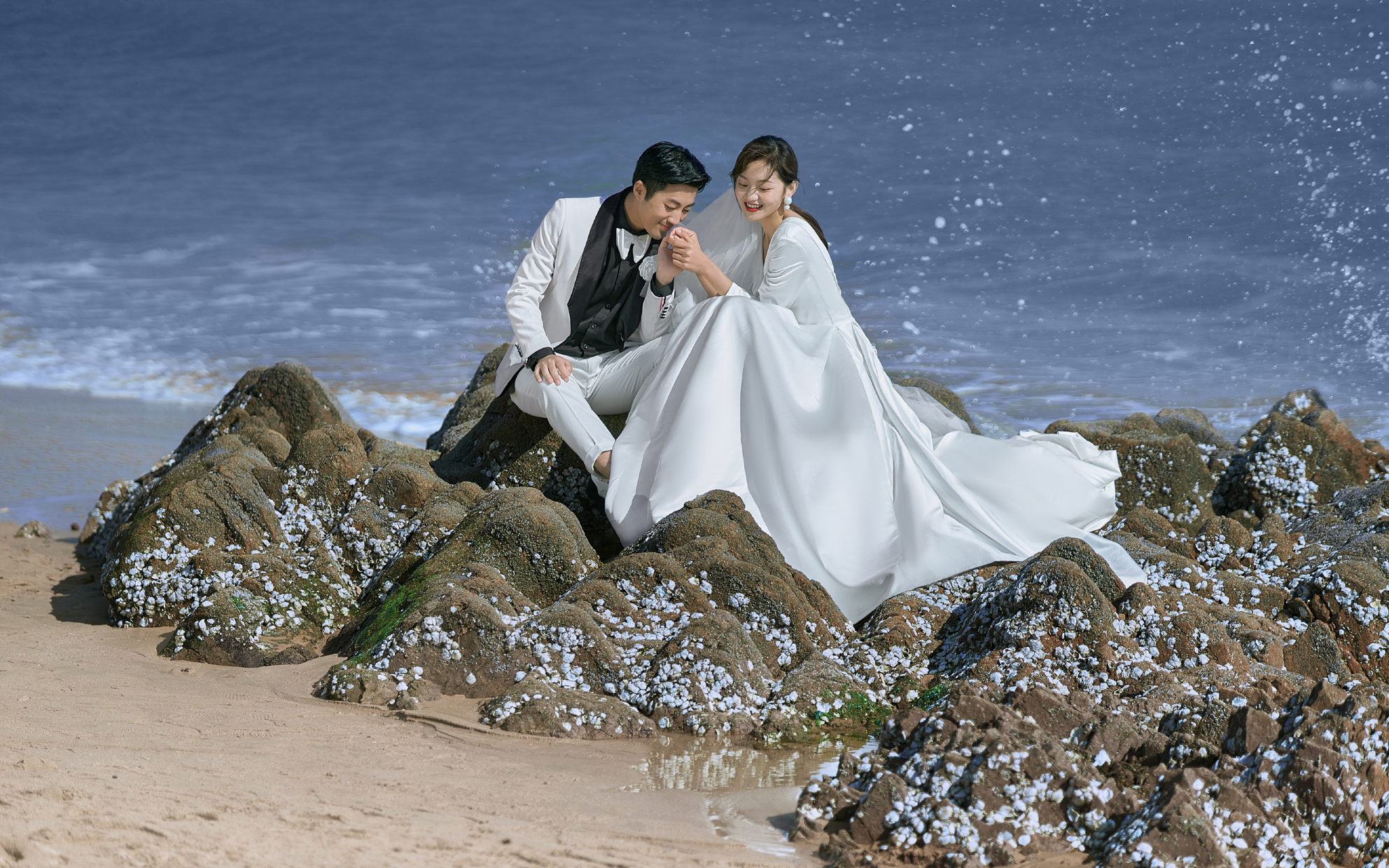 浪漫的海边婚照