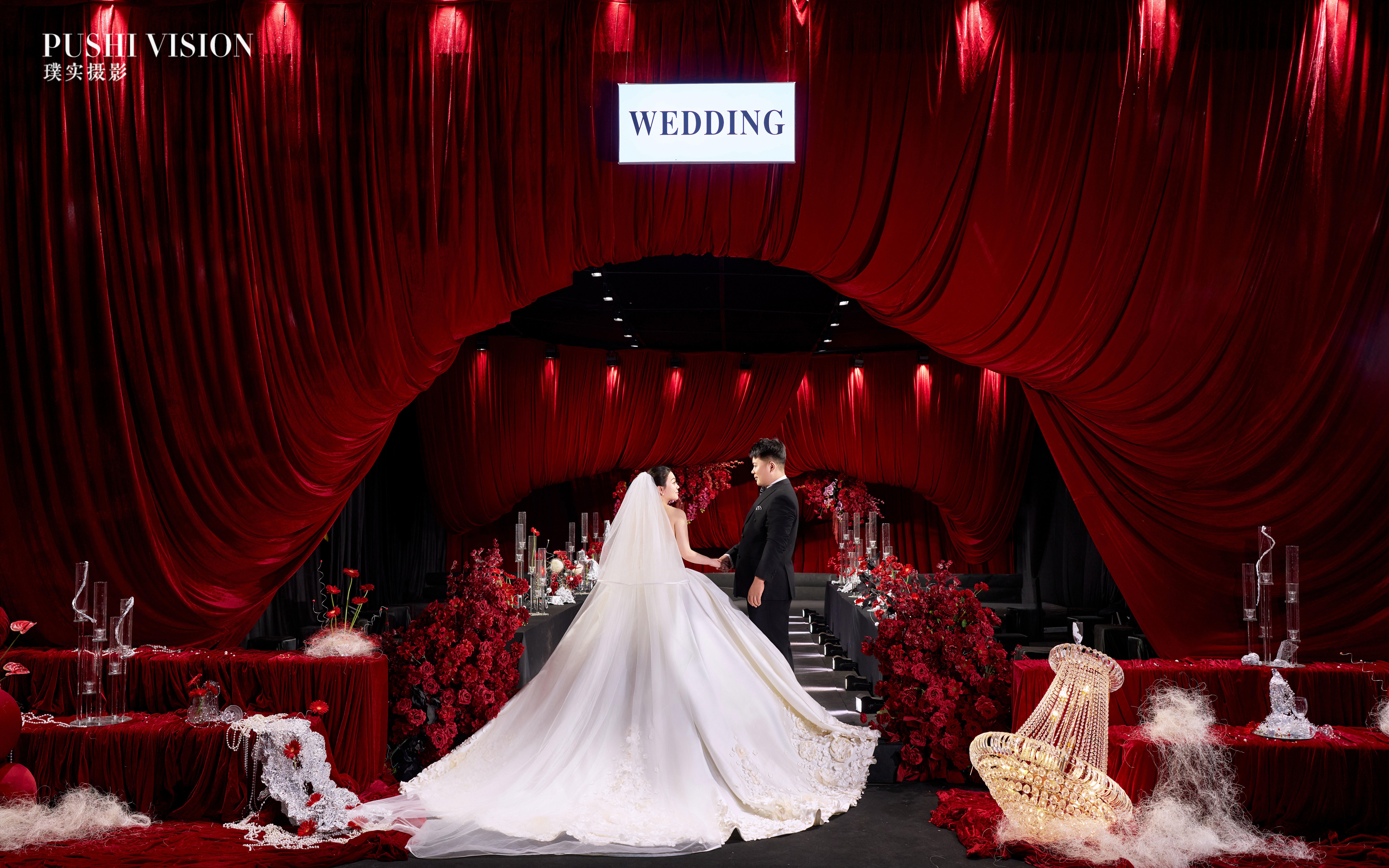 农村厂房红色布幔婚礼