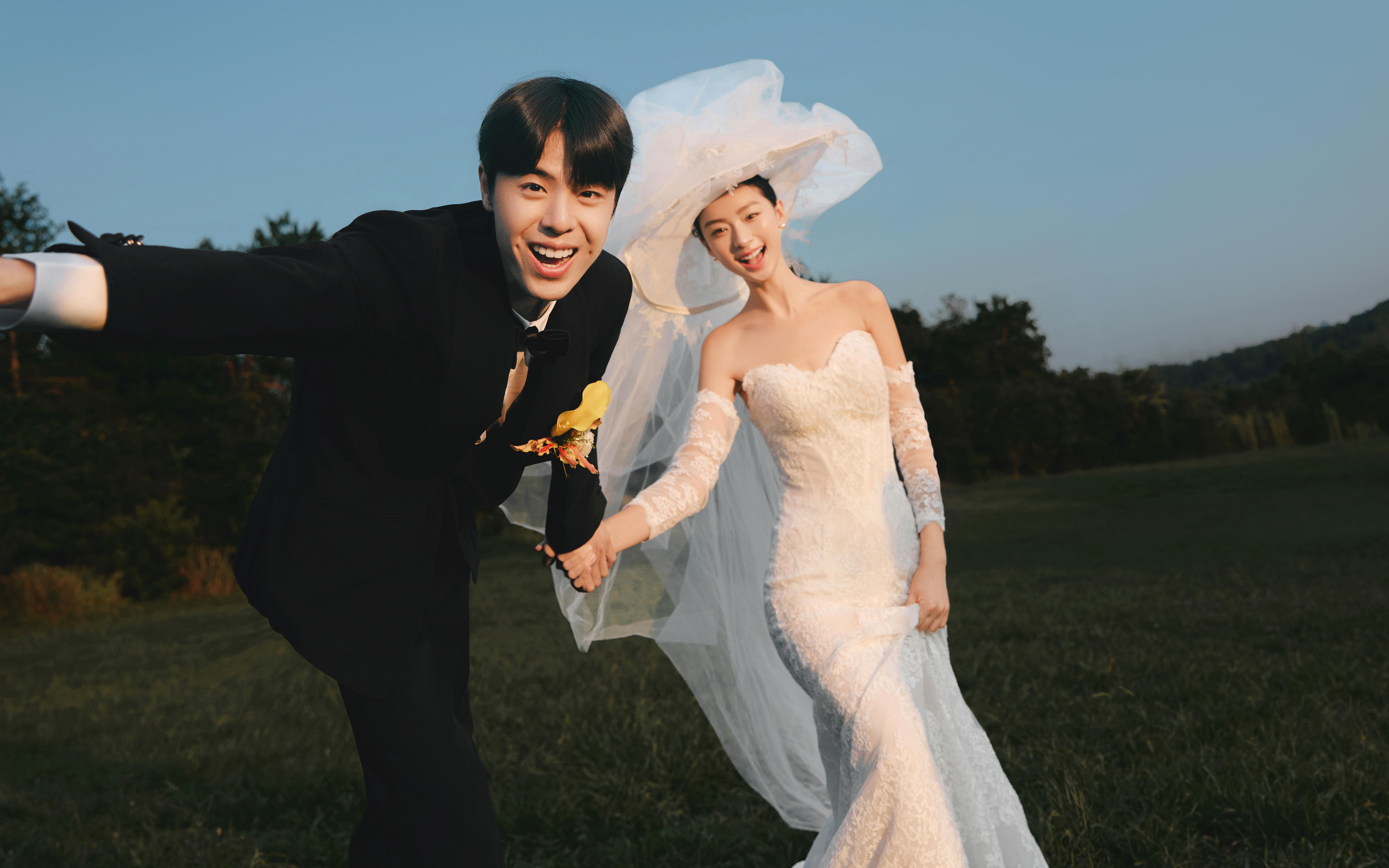 反复看了八百遍的草坪婚纱照🍃