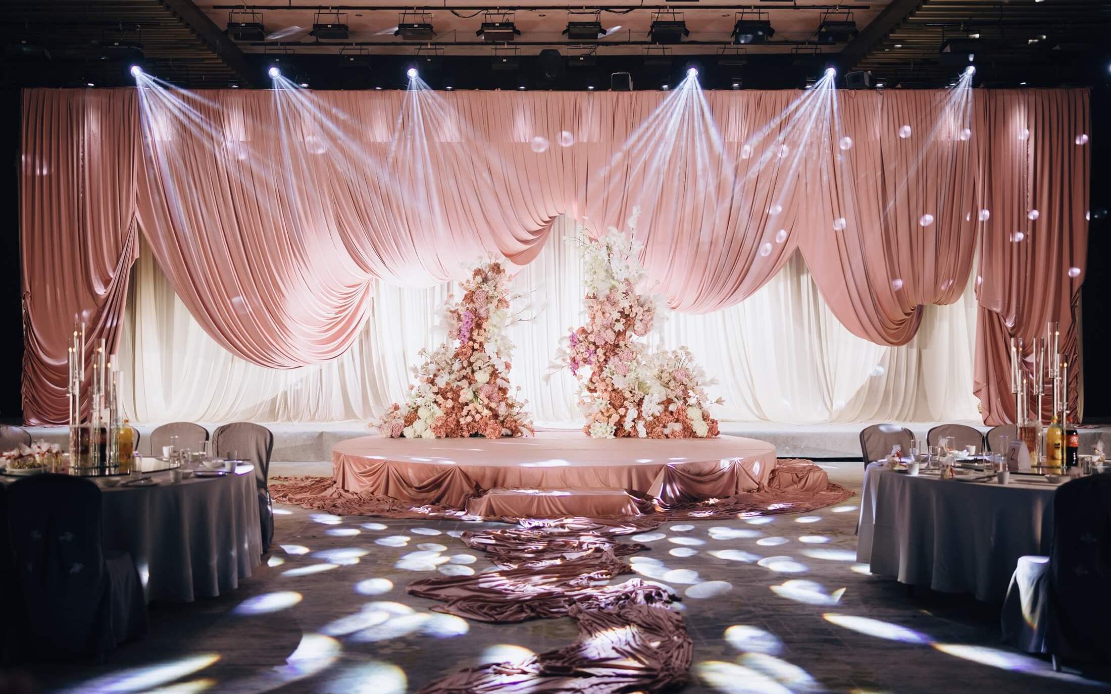 豆沙粉高级感婚礼布置