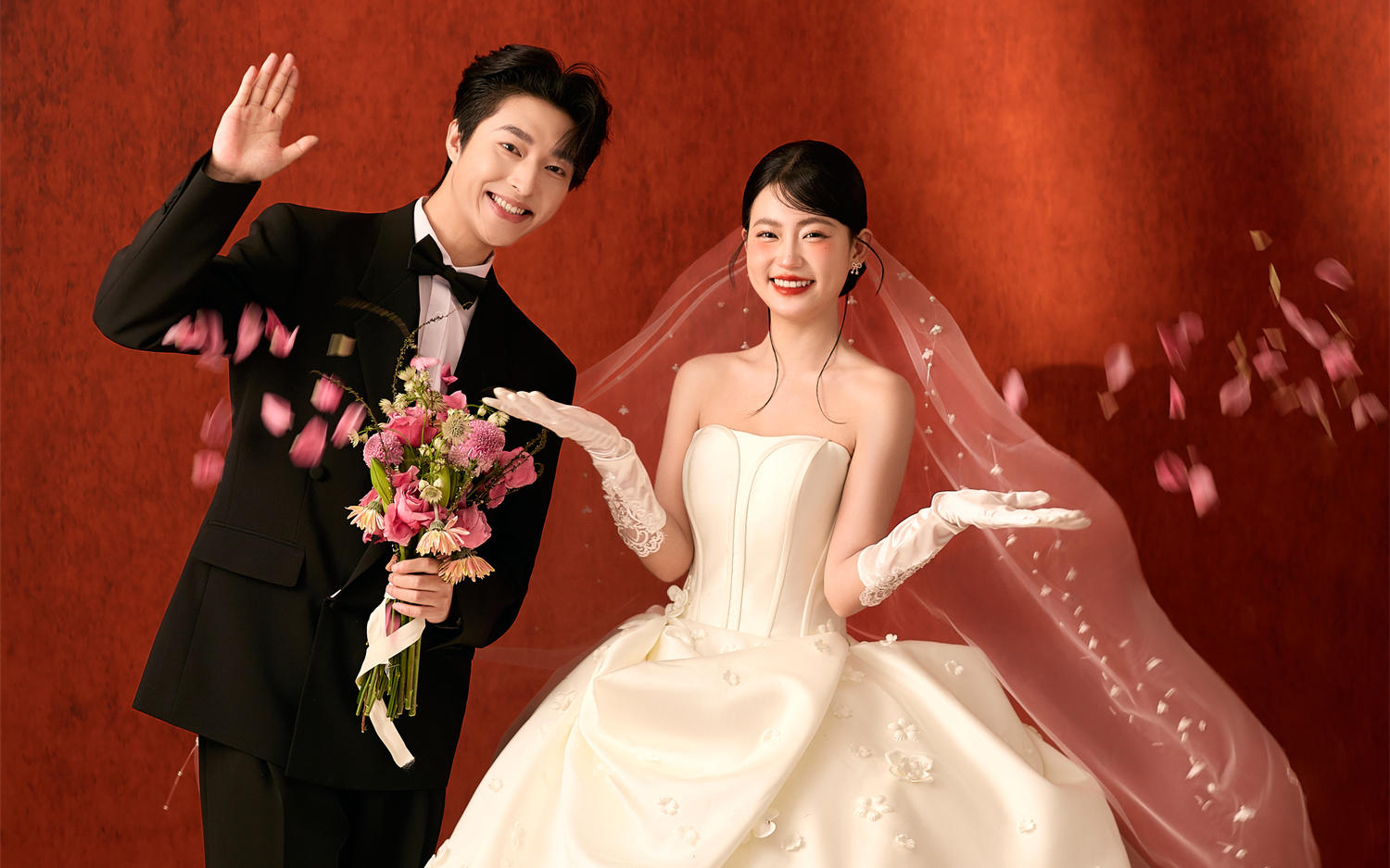 出片满分💯谁拍谁美的红底复古婚纱照