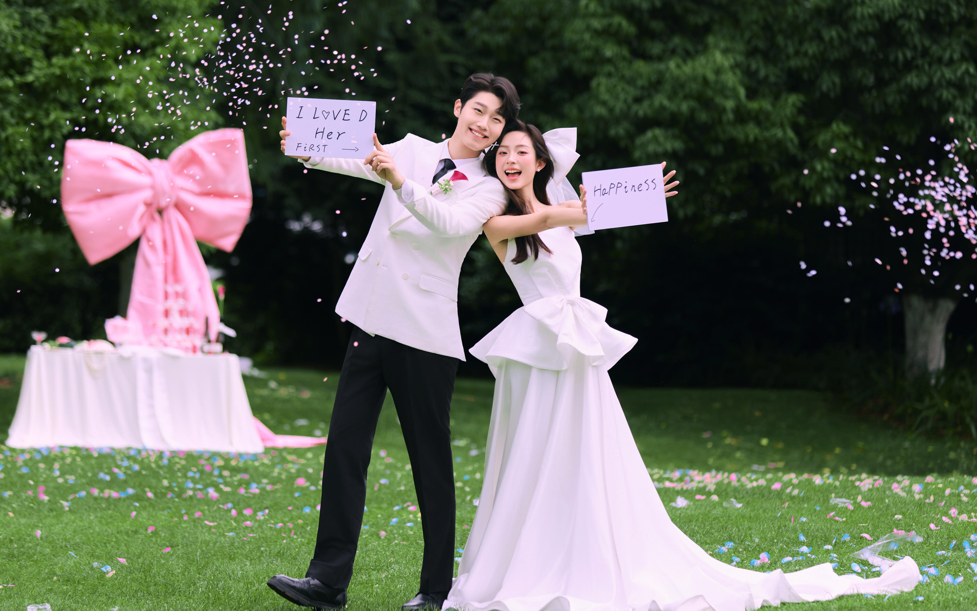 一整个被拿捏🍬草坪粉纱婚纱照甜度拉满